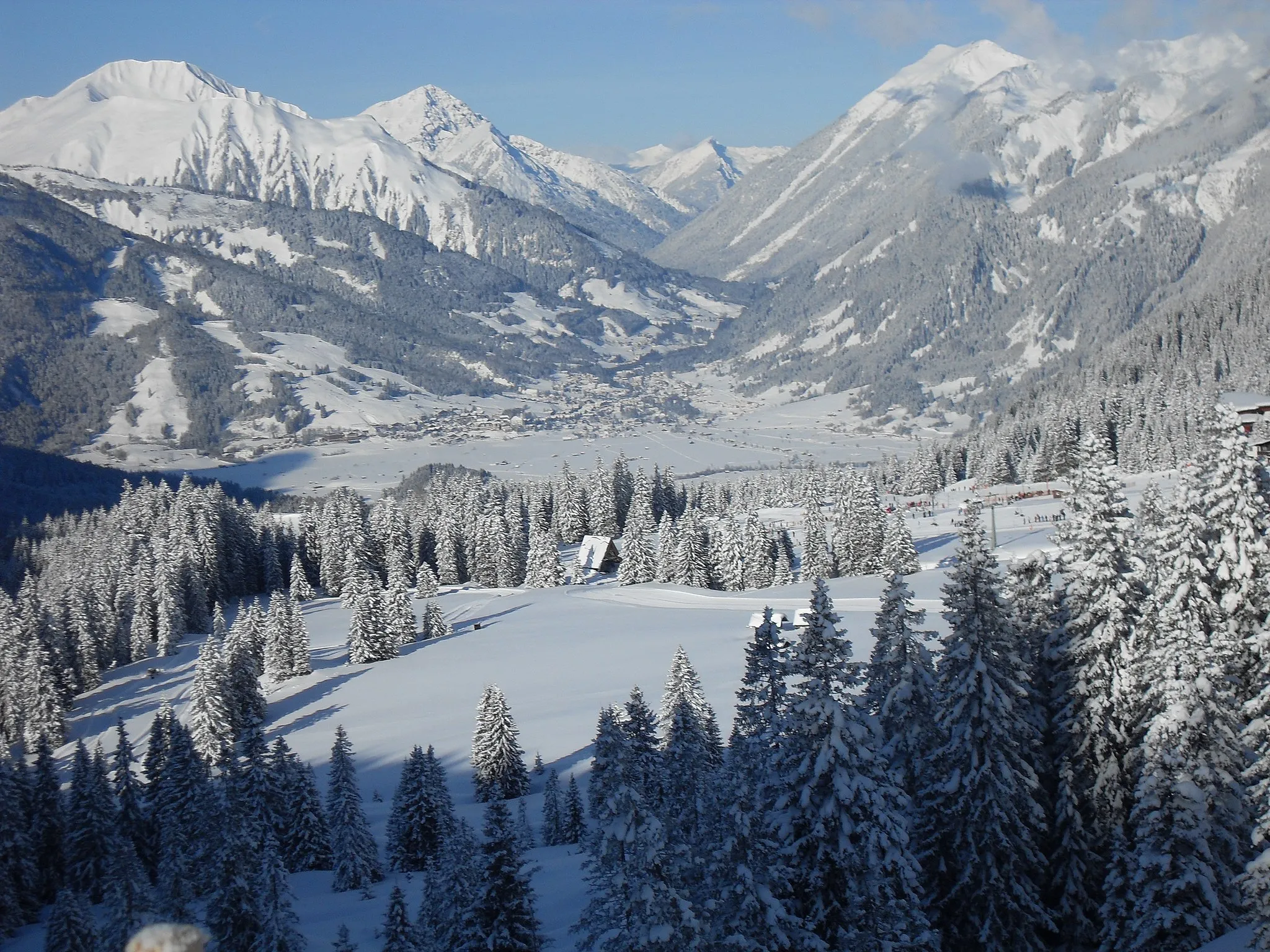 Photo showing: A view from Ehrwald, Austria from the ski slopes.  15 FEB 2009. The visible village is Lermoos