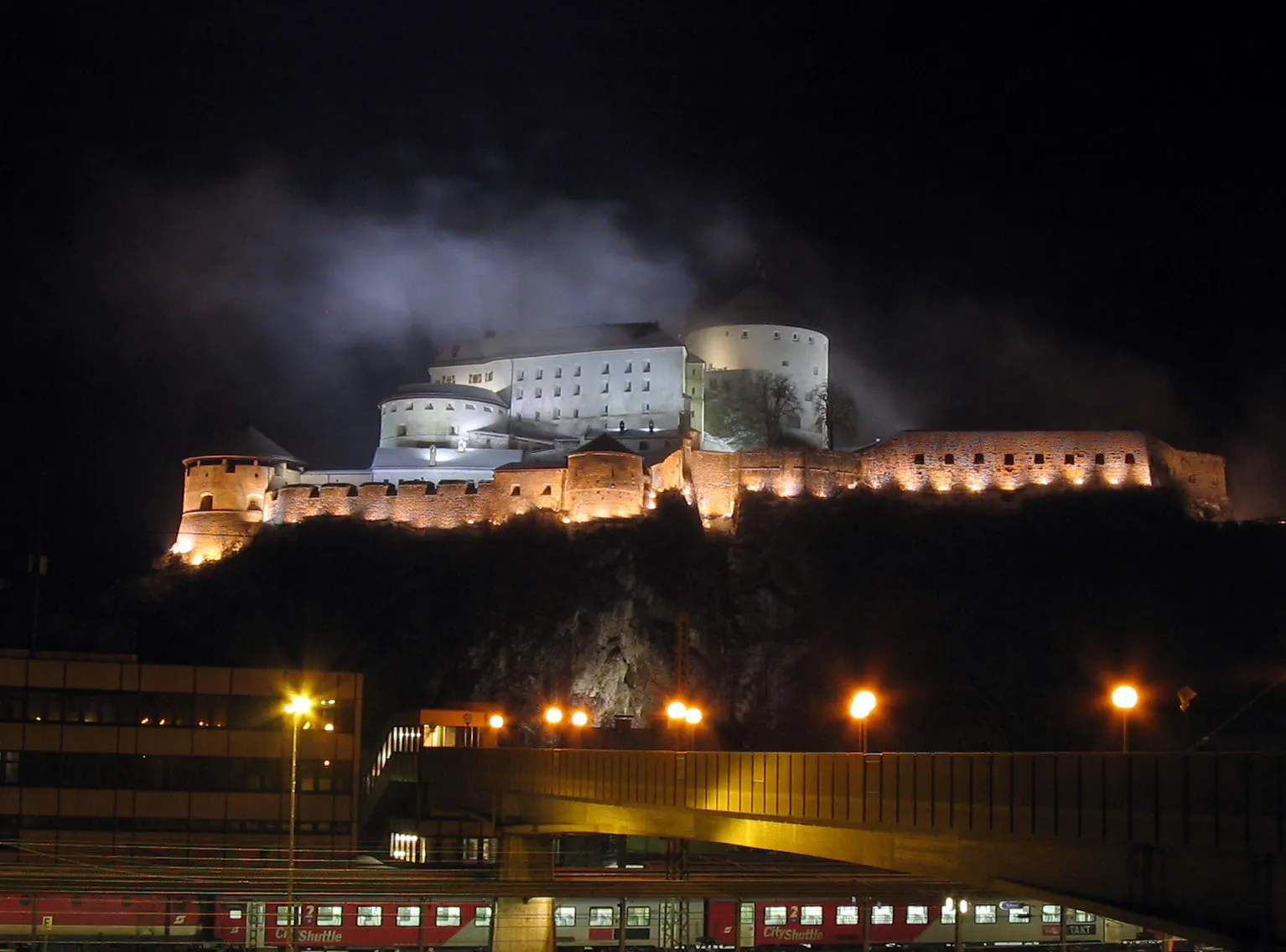 Photo showing: Festung Kufstein bei Nacht

23.01.2005