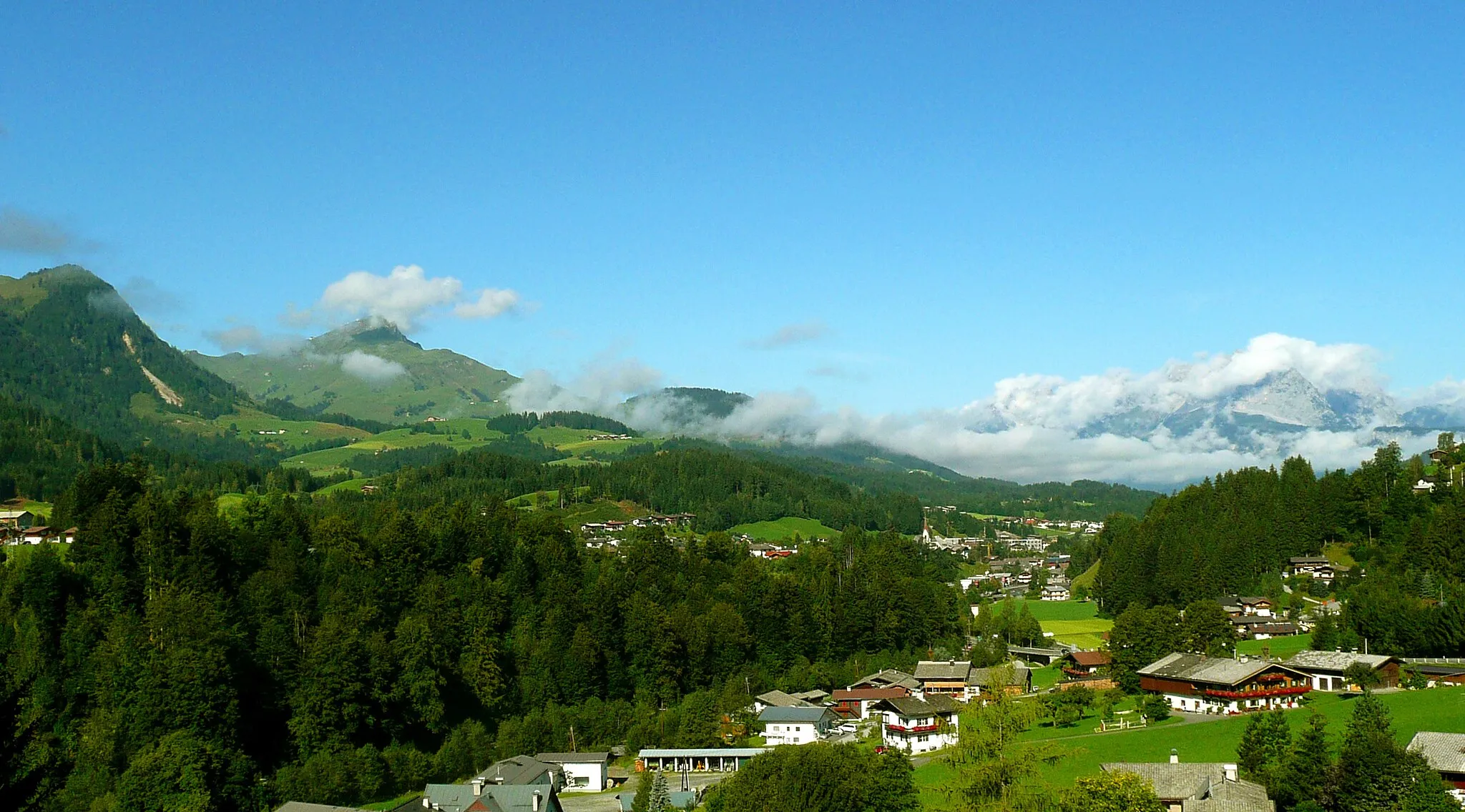 Photo showing: View of the Kitzbüheler Horn (left) from 9 km East in the Pillerseetal, Wilder Kaiser in clouds (right)