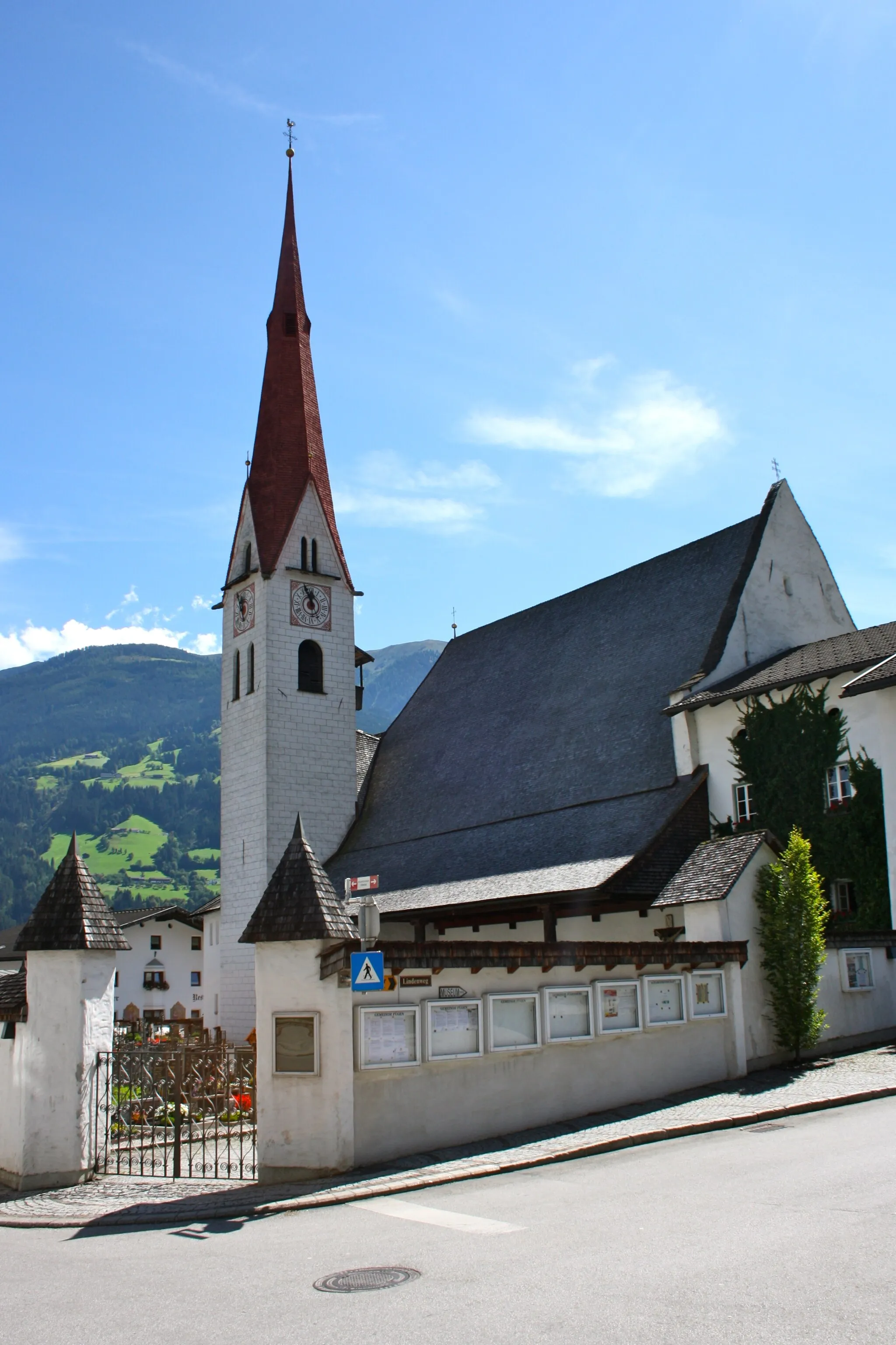 Photo showing: Pfarrkirche Mariä Himmelfahrt in Fügen (Zillertal)