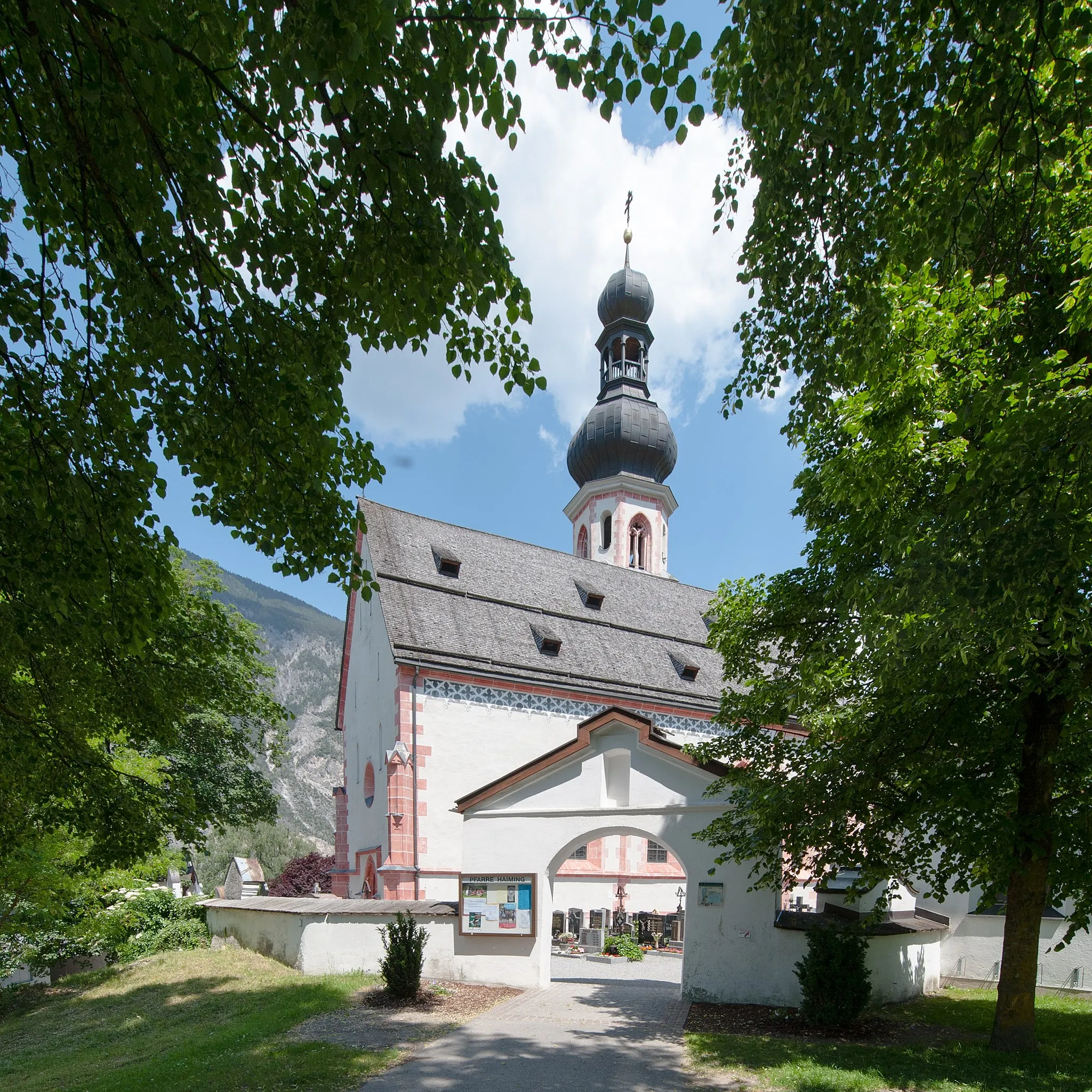Photo showing: Wiki takes Nordtiroler Oberland: Haiming, Kath. Pfarrkirche hll. Chrysanth und Daria