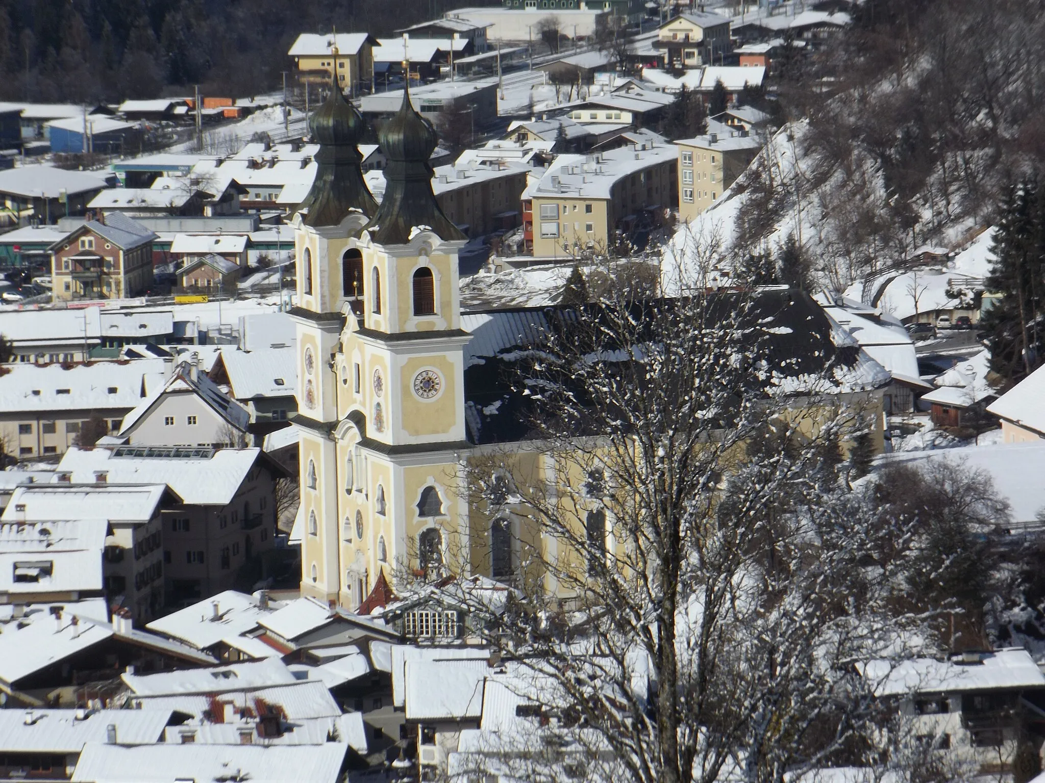 Photo showing: Hopfgarten im Brixental, Österreich: Kirche, vom Berg aus fotografiert