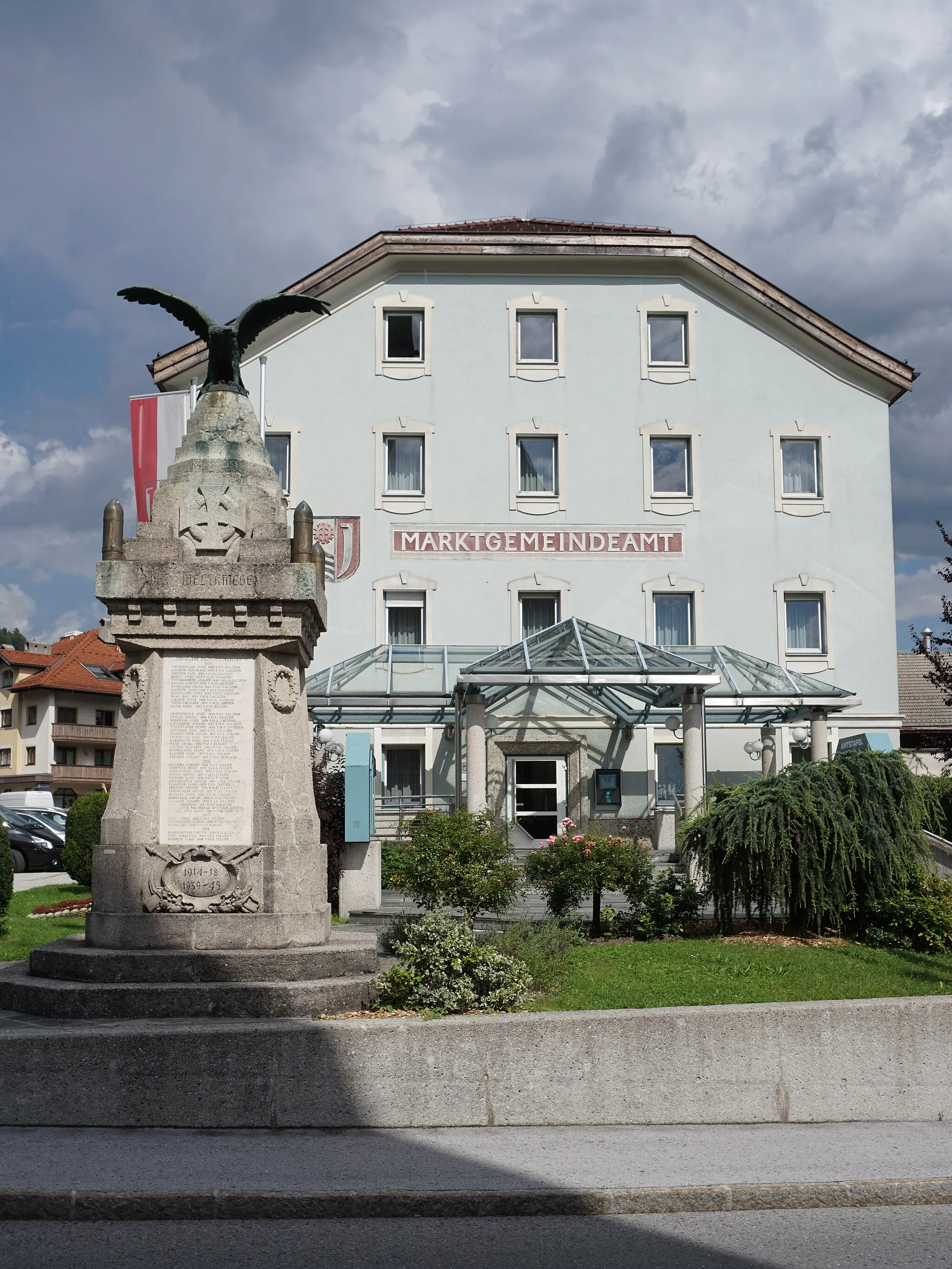 Photo showing: Marktgemeindeamt Jenbach. Im Vordergrund ist das Kriegerdenkmal zu sehen.