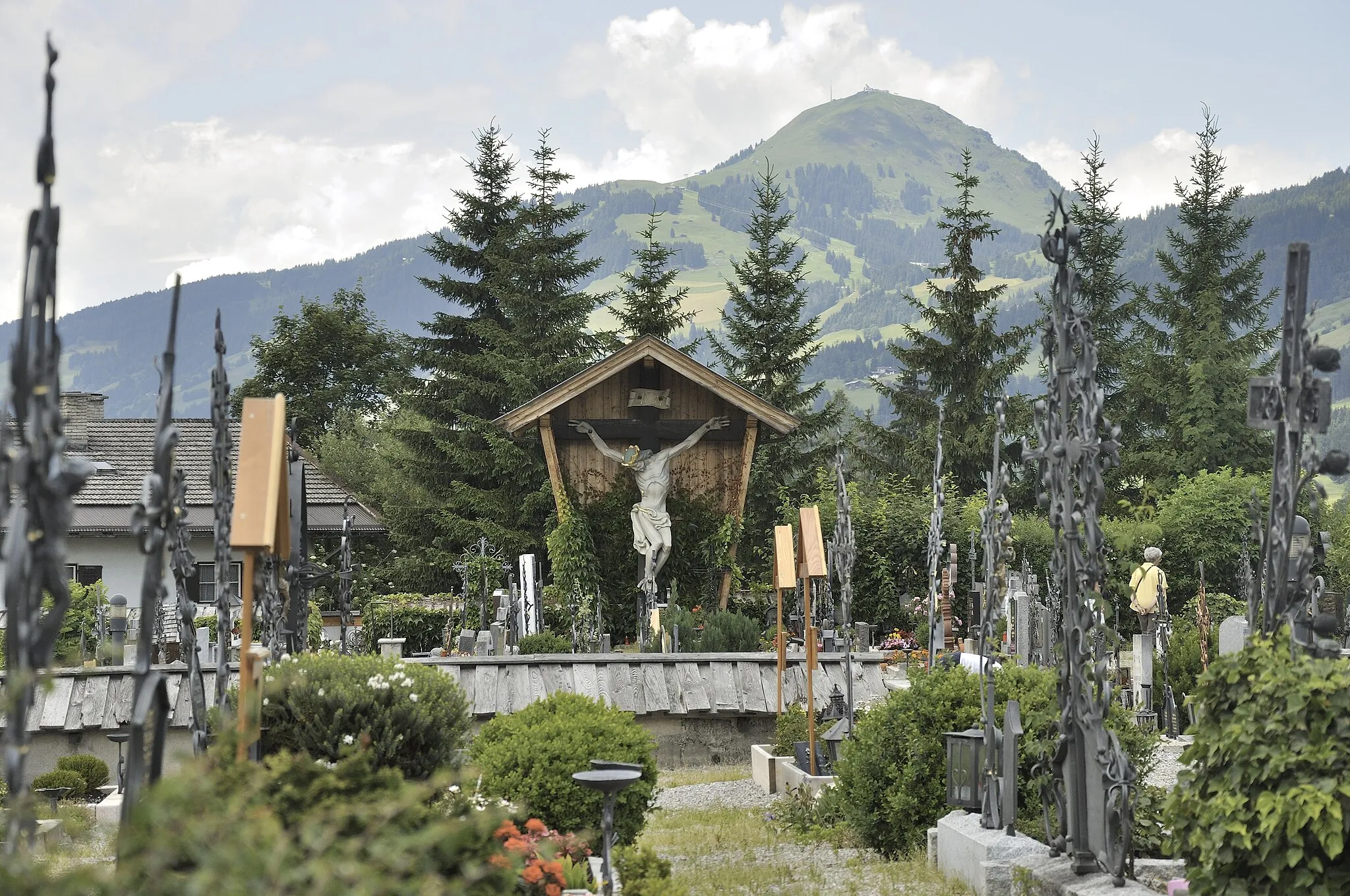 Photo showing: Friedhof mit Ummauerung und Kruzifix