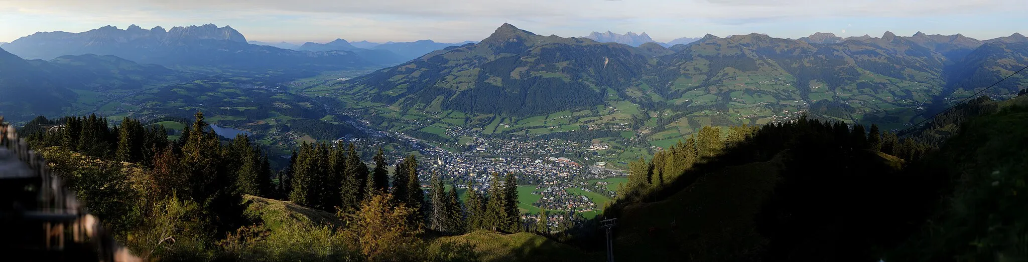 Photo showing: View onto Kitzbühel from Hahnenkamm. Full Resolution image (280.087x71.466) is available at http://www.gpix.at/Gpix.at-Gigapixel_gpath,kitzbuehel,pid,9112.html.