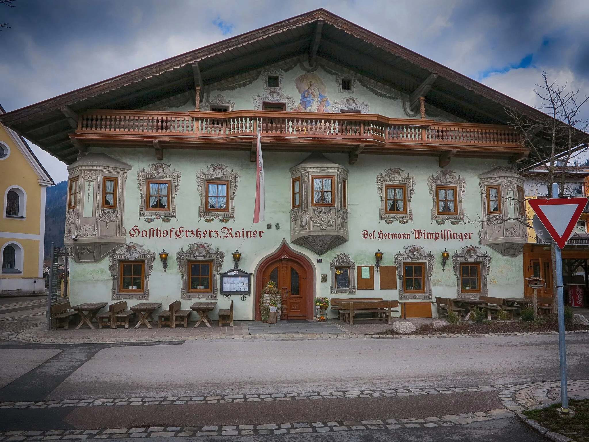 Photo showing: A part of Kössen - Gasthof Erzherzog Rainer

This media shows the protected monument with the number 39596 in Austria. (Commons, de, Wikidata)