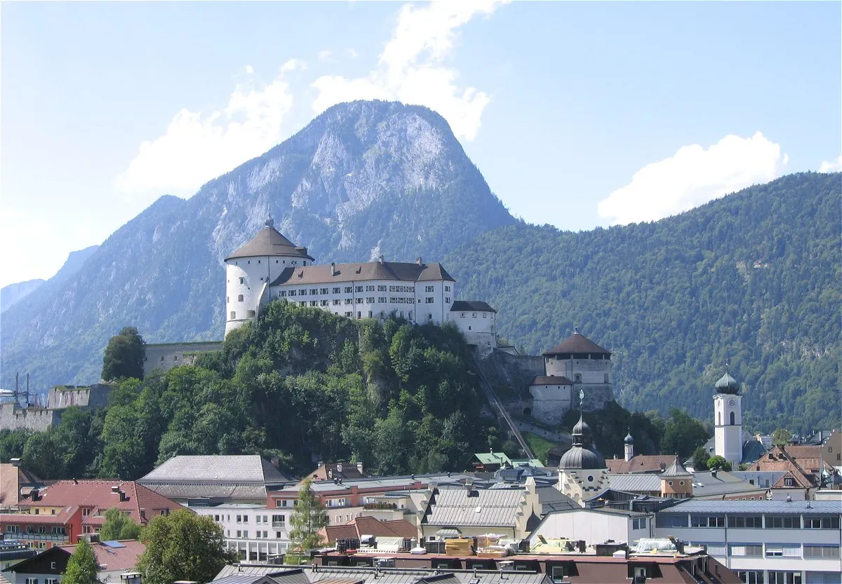 Photo showing: Festung Kufstein, im Hintergrund der Pendling