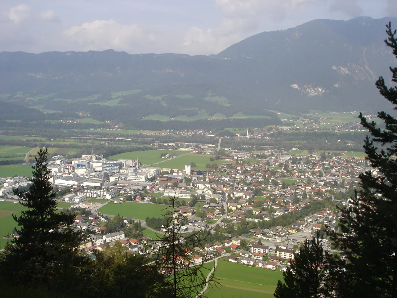 Photo showing: A view of Kundl from the Hahntax hiking route.