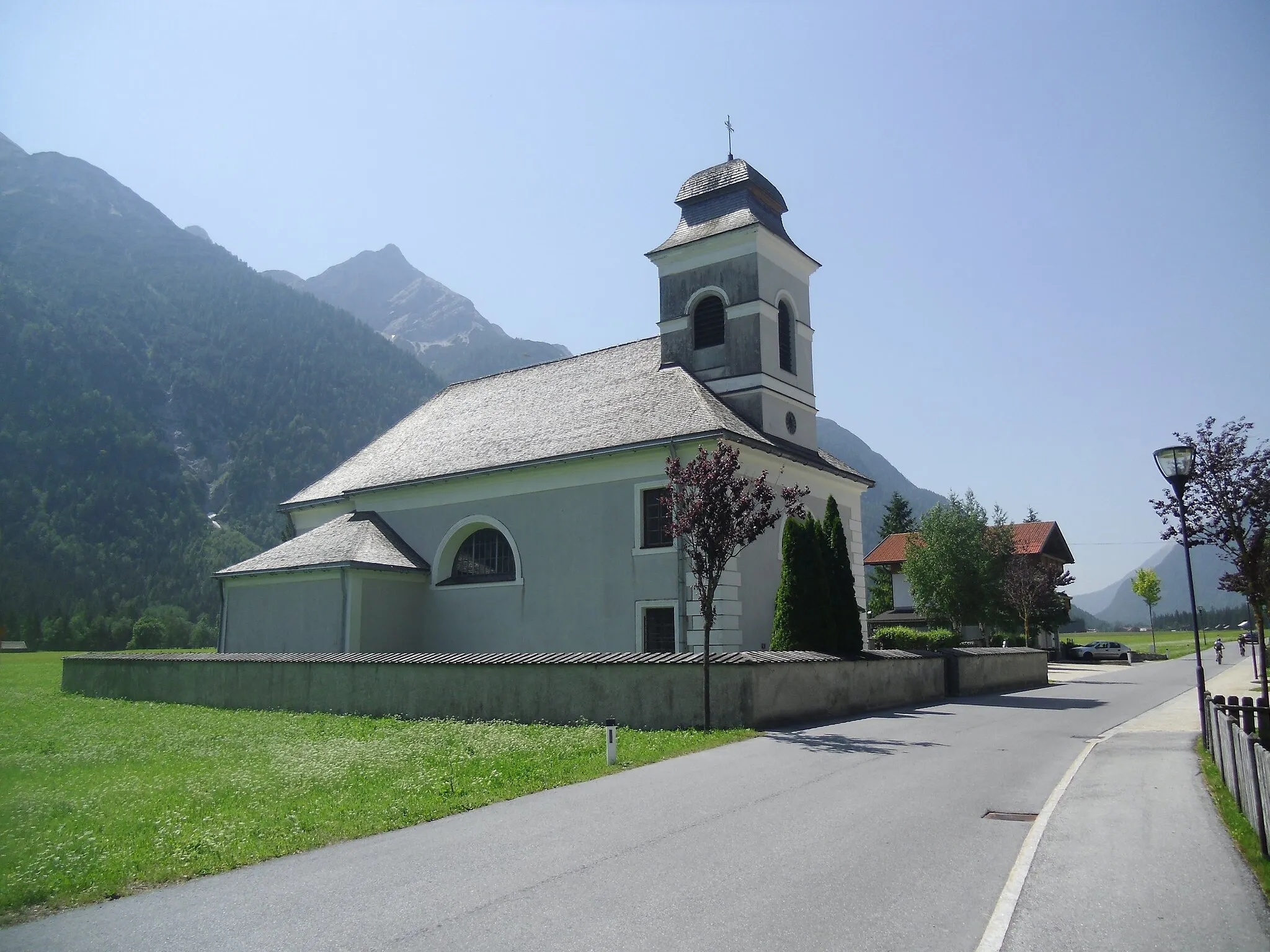 Photo showing: Kath. Pfarrkirche hl. Johannes der Täufer und Friedhof