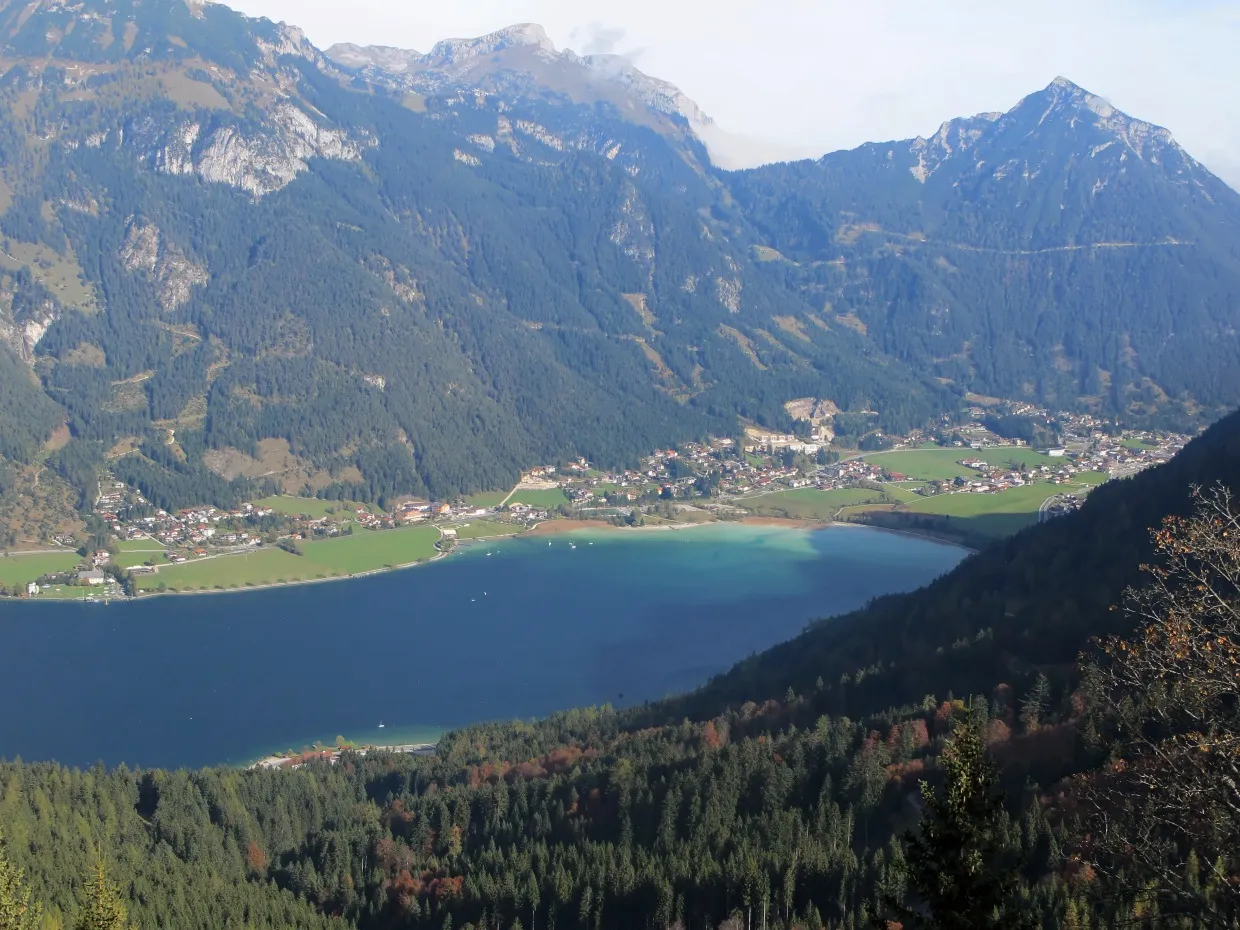 Photo showing: Southern Part of Lake Achensee with Village Maurach, View from West. Rofan and Ebner Joch.