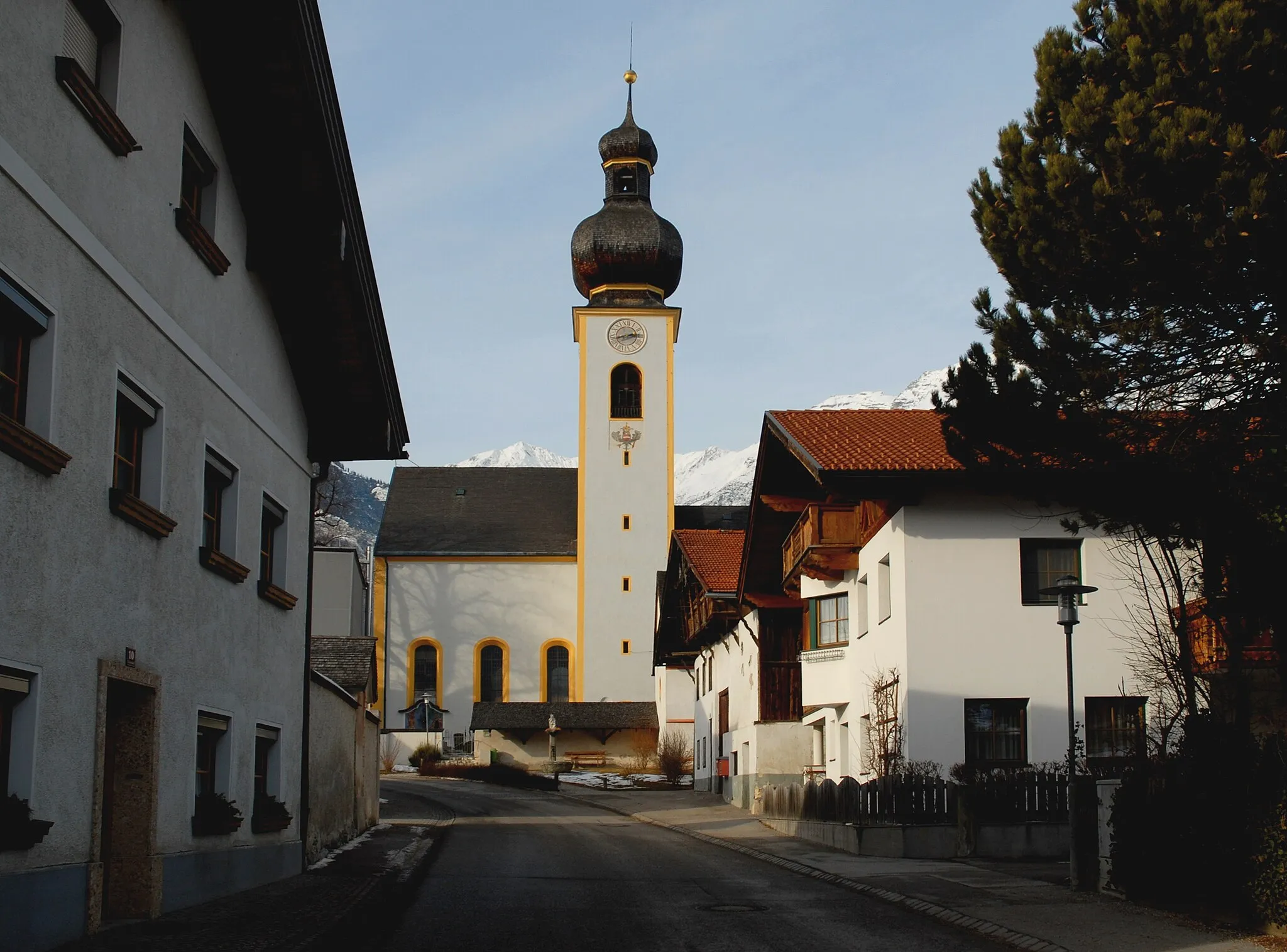 Photo showing: In the center of Mils near Hall in Tirol with parish church