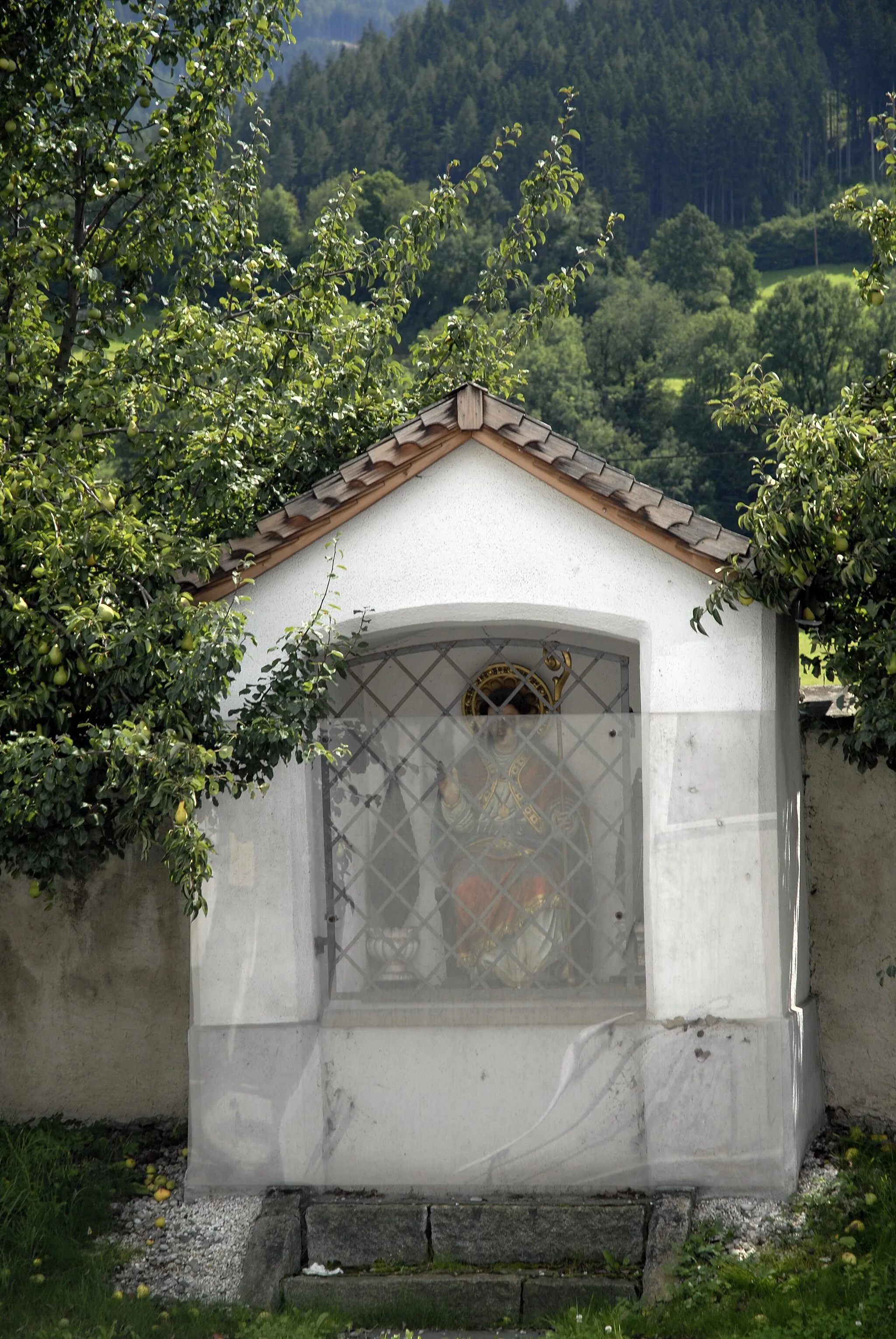 Photo showing: Leonhardskapelle beim Stiftsmairhof Mils, an der Bundesstraße

This media shows the protected monument with the number 121683 in Austria. (Commons, de, Wikidata)