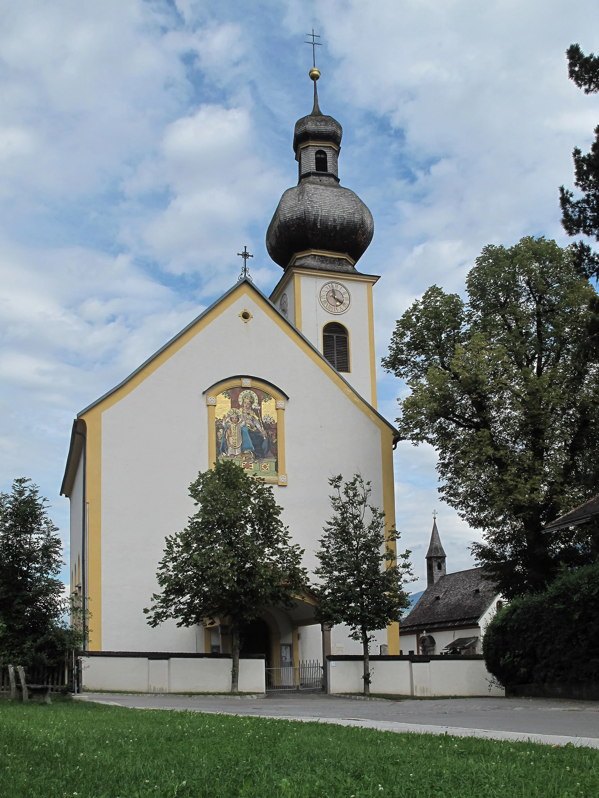 Photo showing: Mils, church: Katholische Pfarrkirche Mariä Himmelfahrt