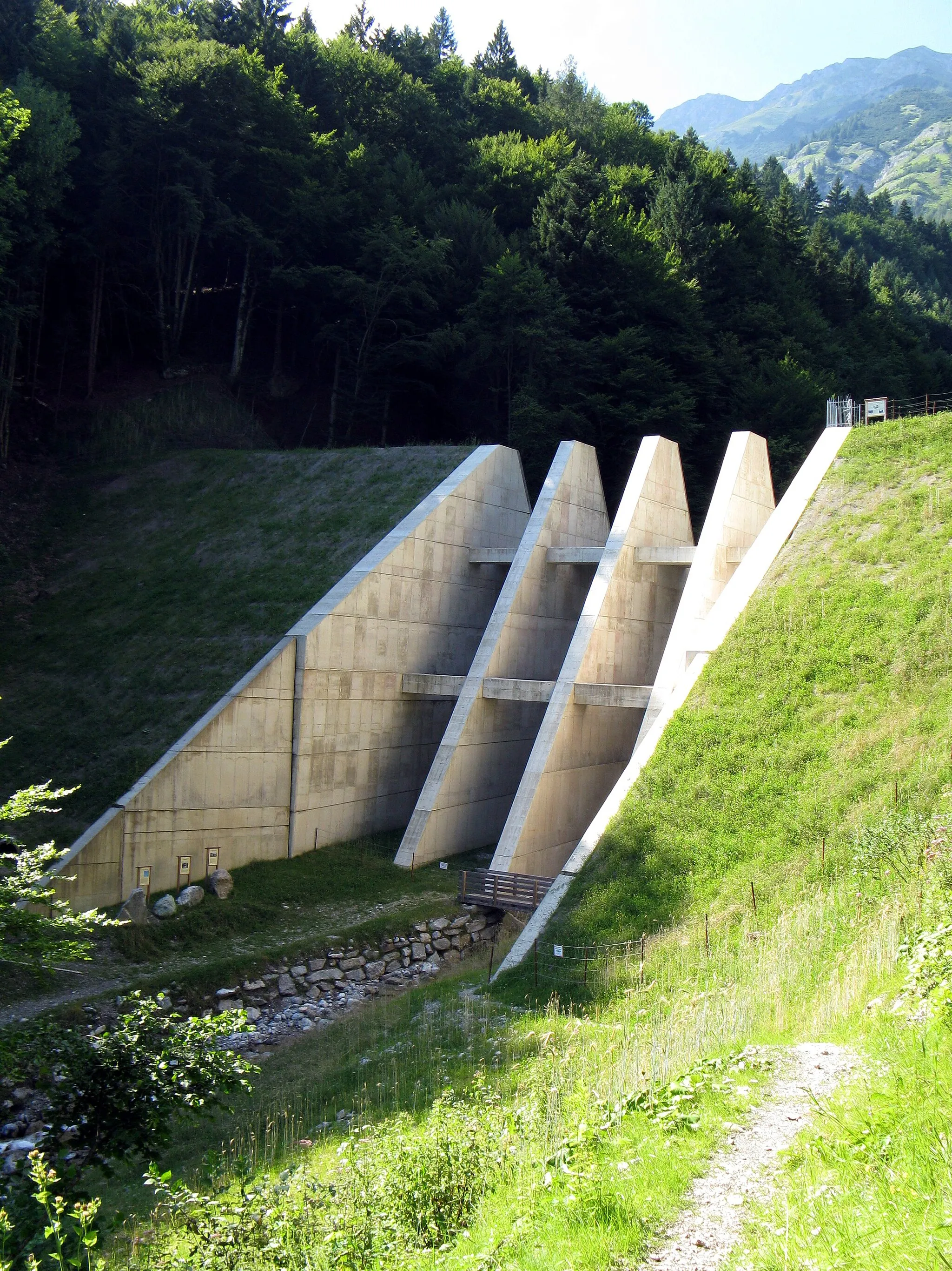 Photo showing: Lawinenbremsbauwerk oberhalb von Mühlau in Innsbruck, erbaut 2003-2007