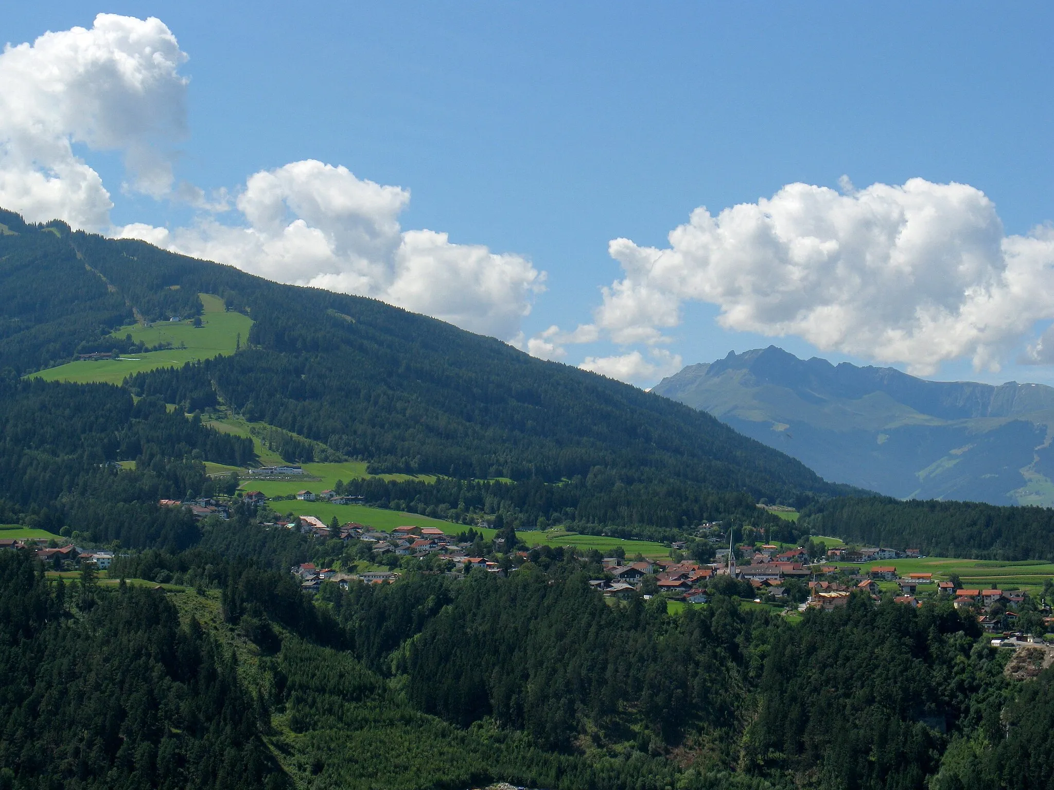 Photo showing: view of village Mutters in Tyrol, Austria
photo taken from: Igls