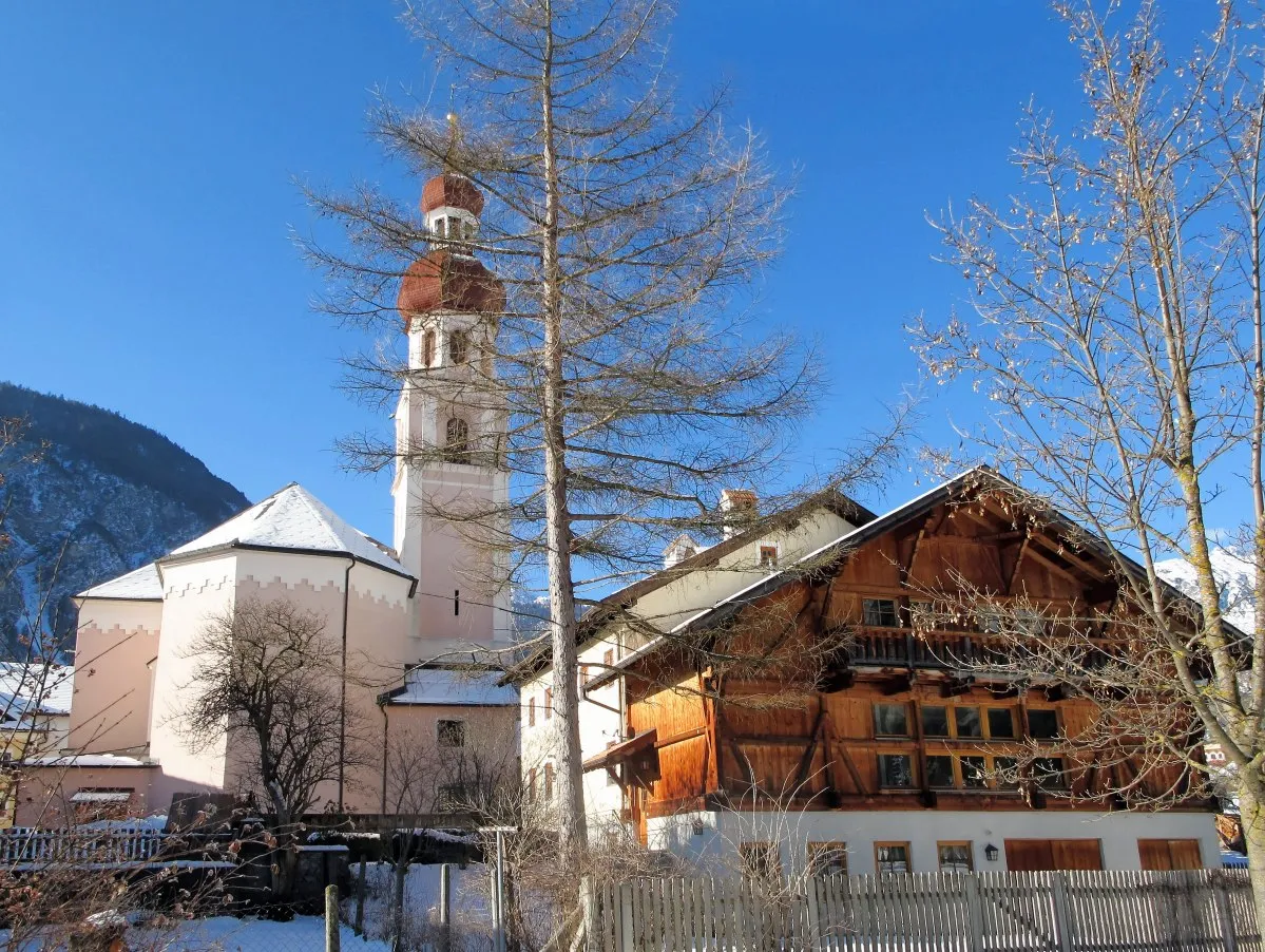 Photo showing: Village Nassereith, Church at Nassereith