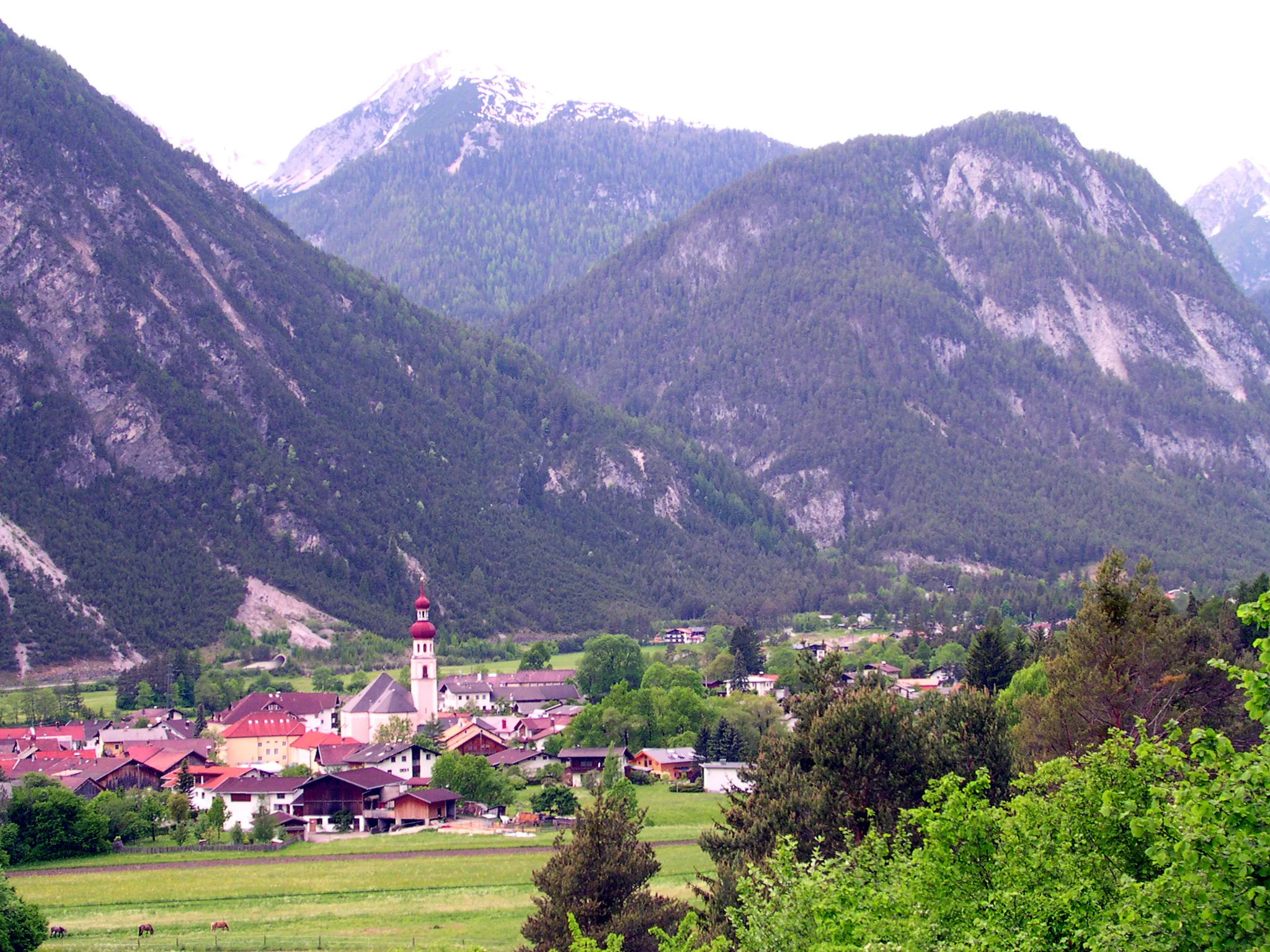 Photo showing: Centre of the village of Nassereith (Austria) from East