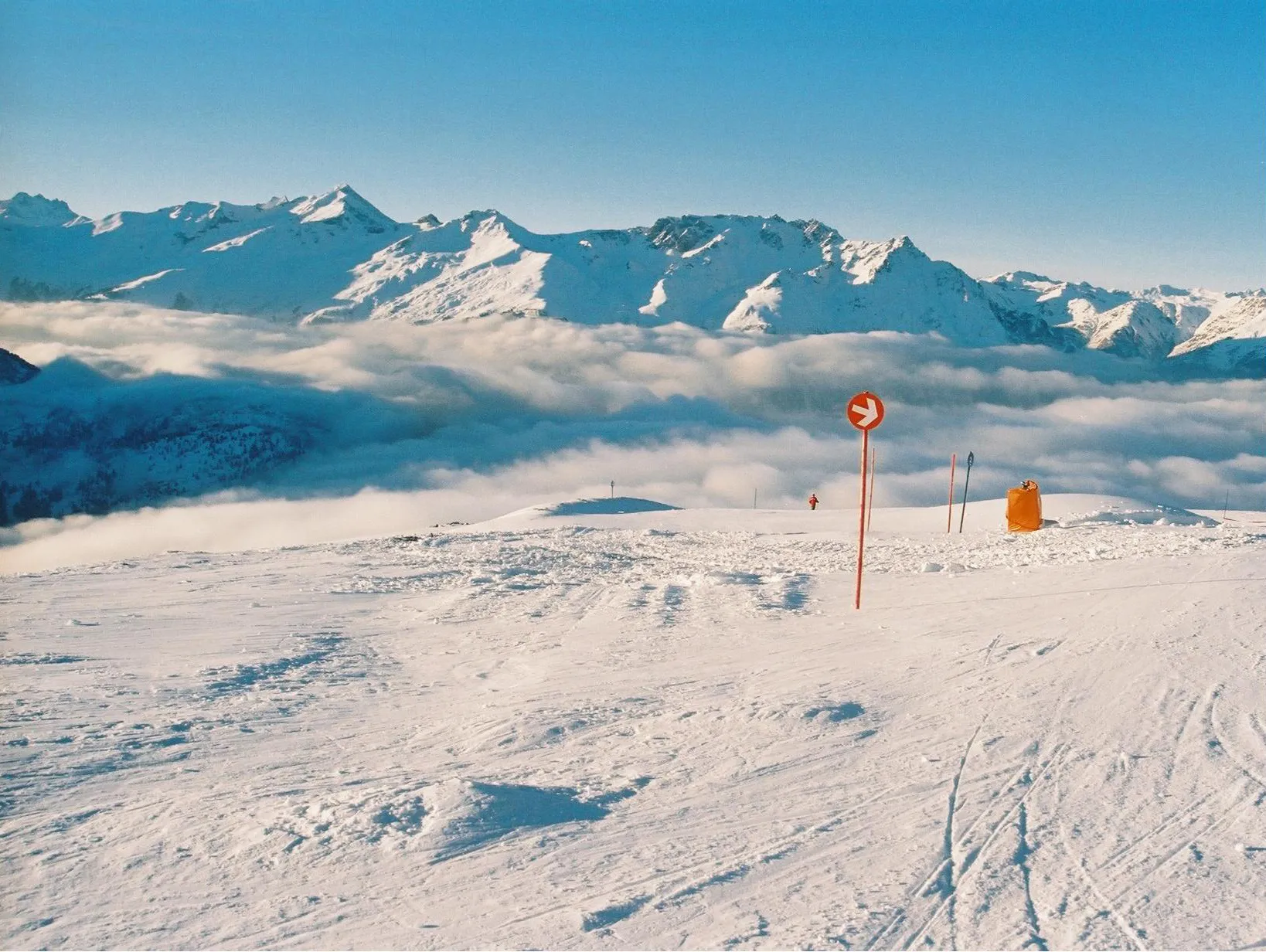 Photo showing: Nauders - Bergkastel near Mitterkopf, Tyrol. View towards Switzerland near of Valsot: Piz Mundin (3146), Piz Malmurainza (3038), Muttler (3293). Stammerspitz (3254), Piz Mottana (2928), Grossmutzkopf (1987) and Piz Lad (2808)