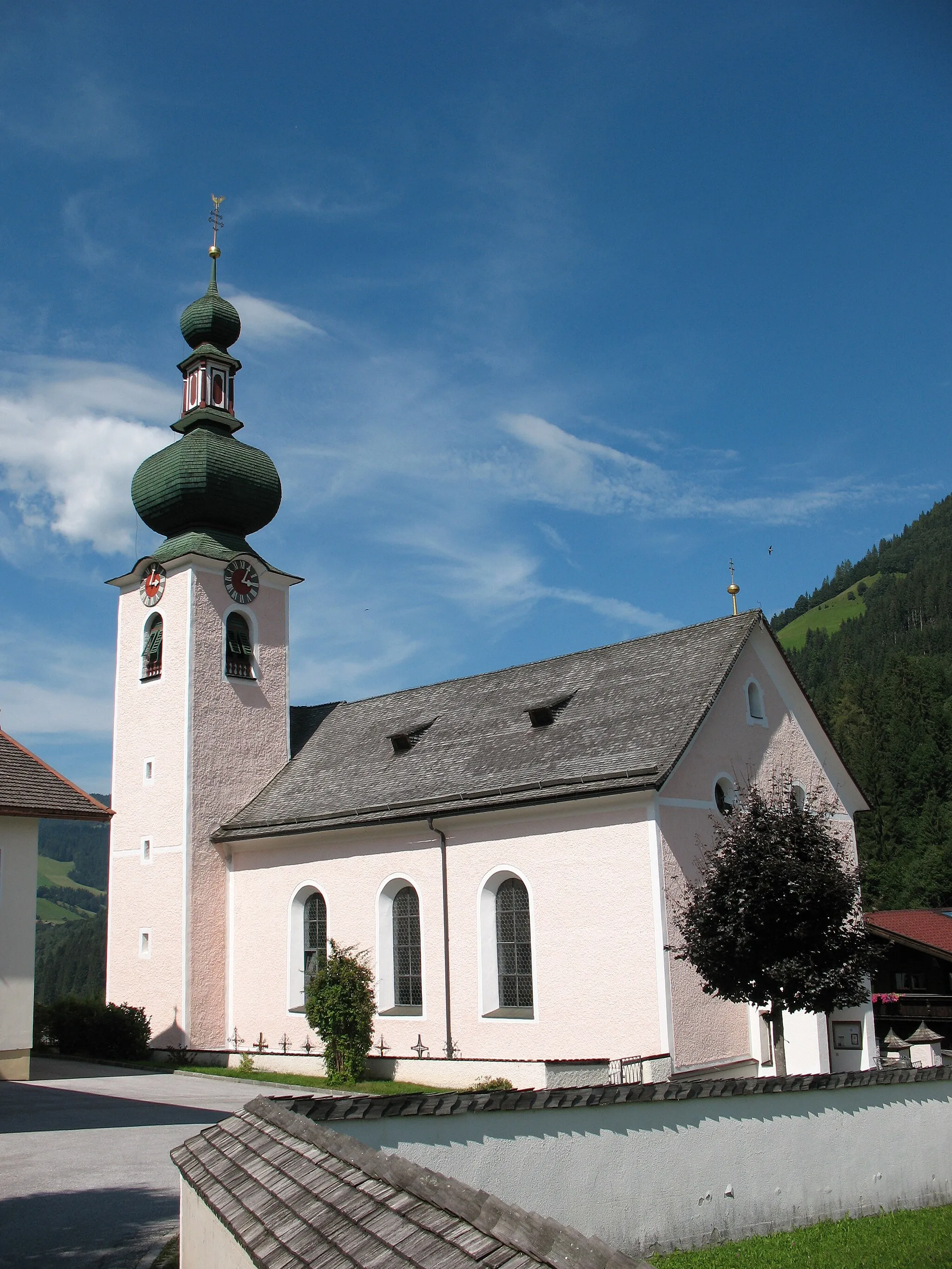 Photo showing: Kath. Pfarrkirche hl. Nepomuk und Friedhof