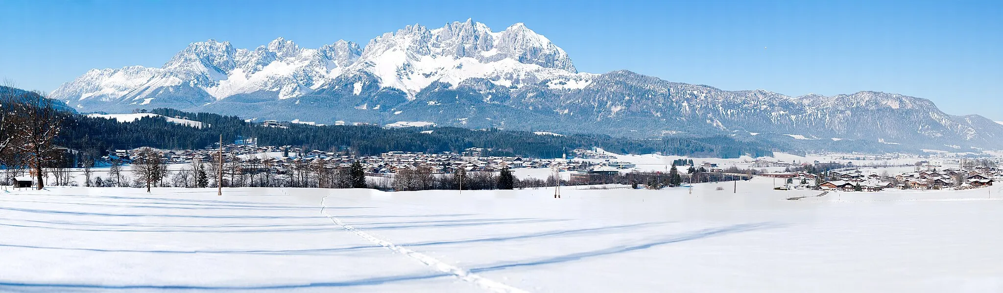 Photo showing: View onto Oberndorf in Tirol with the "Wilder Kaiser" in the back. Full Resolution image (160.101x43.042) is available at http://www.gpix.at/Gpix.at-Gigapixel_gpath,oberndorfwinter,pid,9112,type,gpix.html.