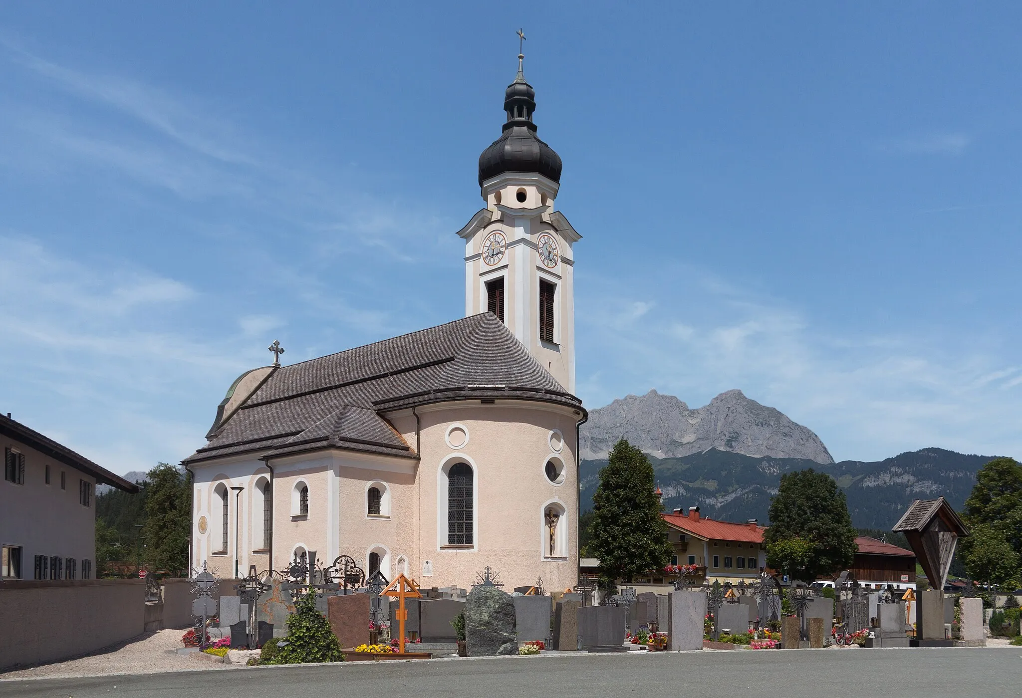 Photo showing: Oberndorf in Tirol, church: Katholische Pfarrkirche Sankt Philippus und Jakobus