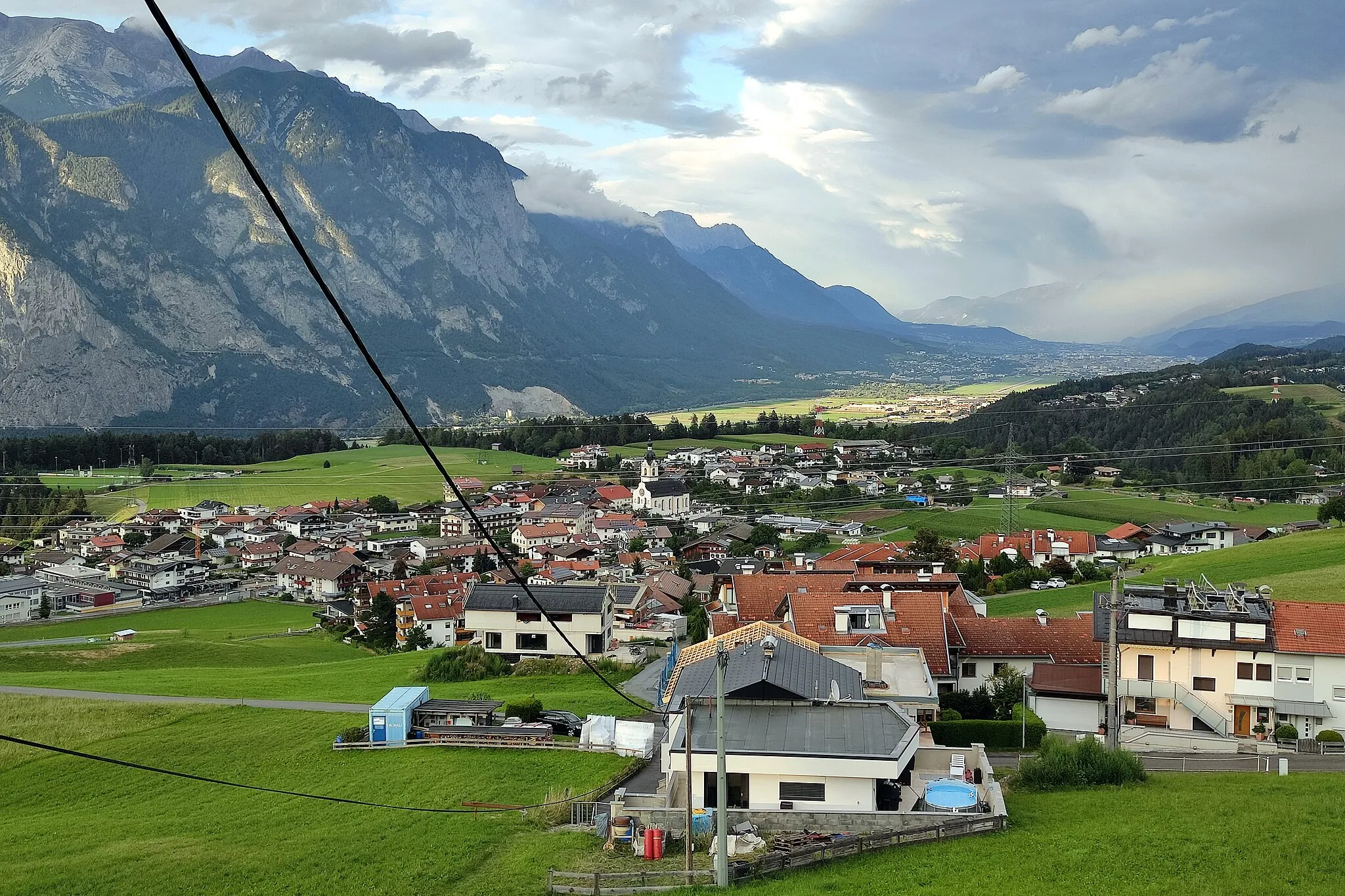Photo showing: Oberperfuss ist eine Gemeinde mit 3096 Einwohnern (Stand 1. Jänner 2022) im Bezirk Innsbruck-Land in Tirol (Österreich). Die Gemeinde liegt im Gerichtsbezirk Telfs.