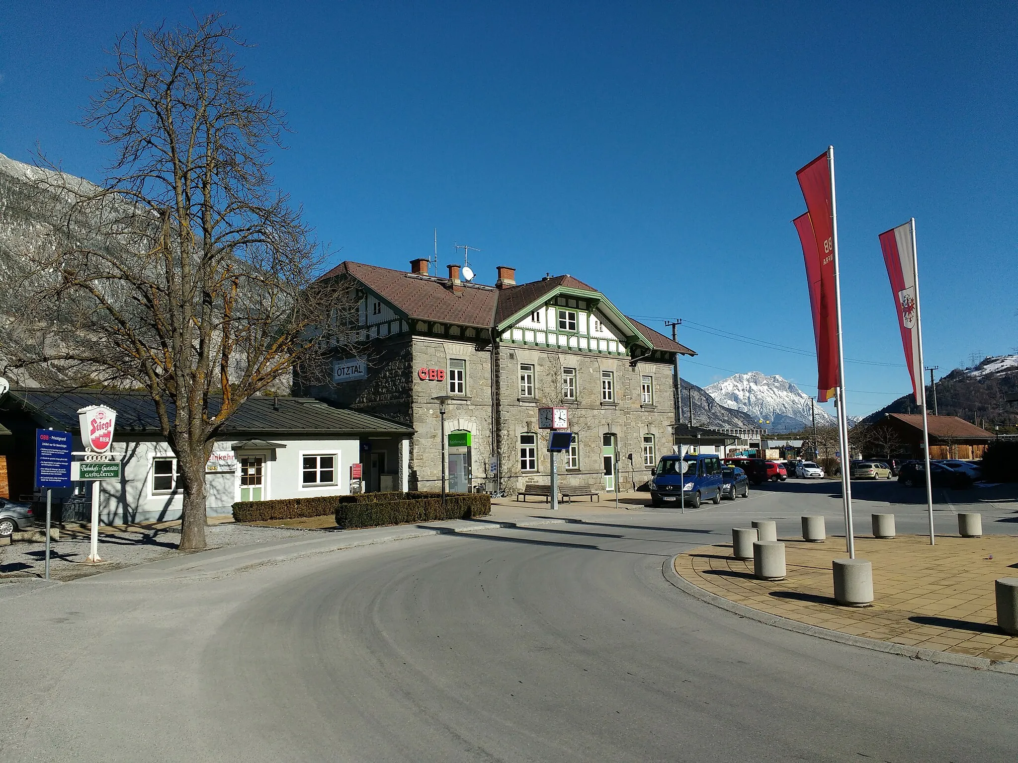 Photo showing: Bahnhof Ötztal: Bahnhofsvorplatz