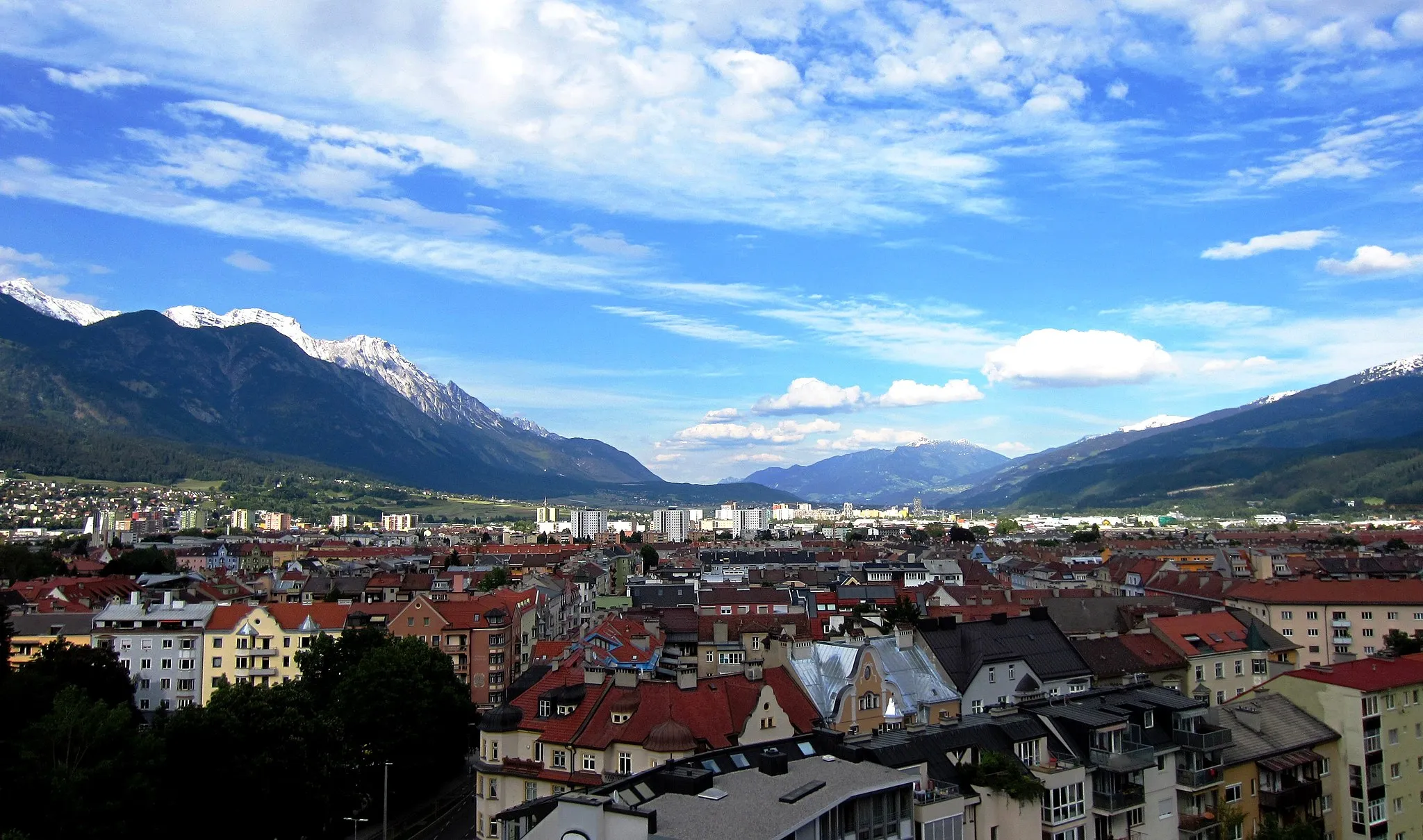 Photo showing: Blick vom Hochhaus Hunoldstraße Richtung Pradl und Olympisches Dorf, Innsbruck