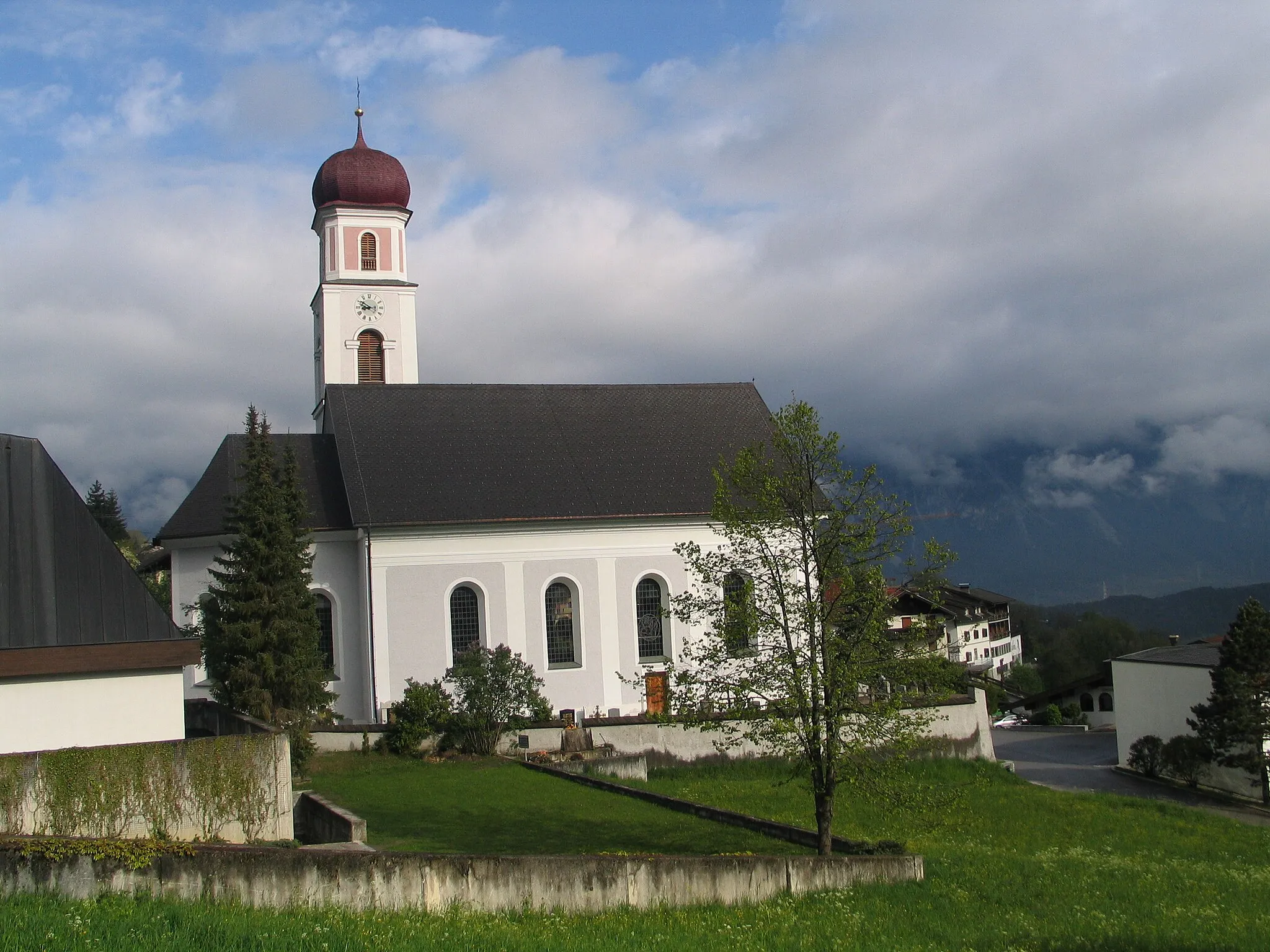 Photo showing: Kath. Pfarrkirche Mariae Heimsuchung und Friedhof