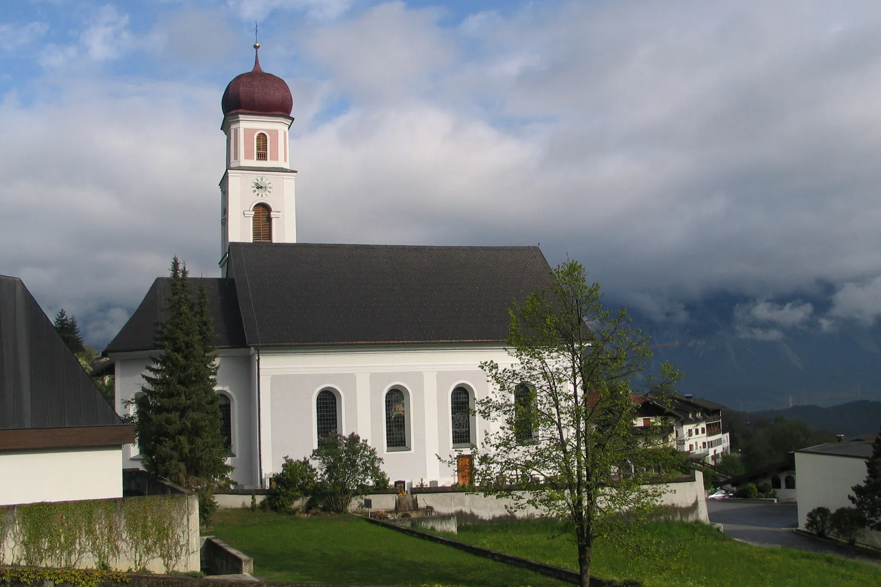 Photo showing: Kath. Pfarrkirche Mariae Heimsuchung und Friedhof