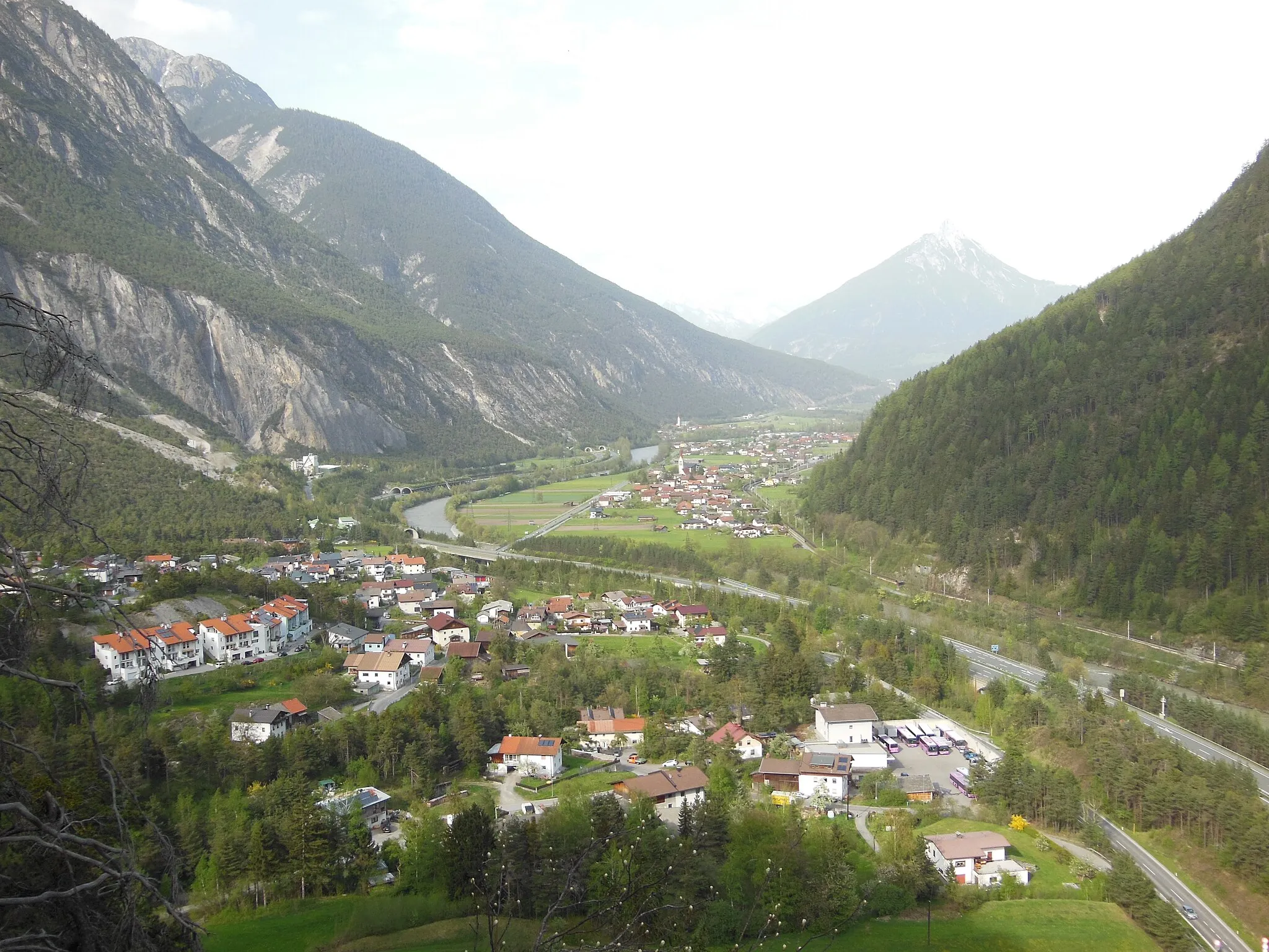 Photo showing: Blick auf Schönwies vom Kopfbühel. Im Vordergrund der Ortsteil Starkenbach. Im Hintergrund der Tschirgant