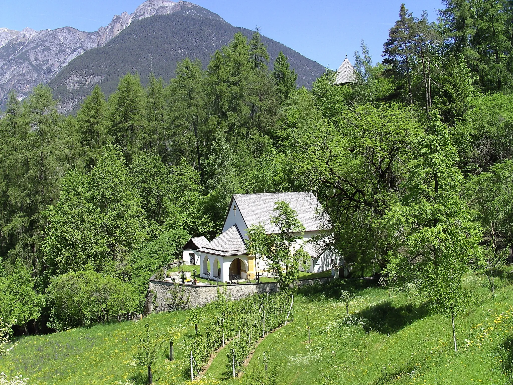 Photo showing: Saint Vigilius in Obsaurs with surrounding cemetery, mortuary and bell tower in the background. Municipality of Schönwies, Tyrol.