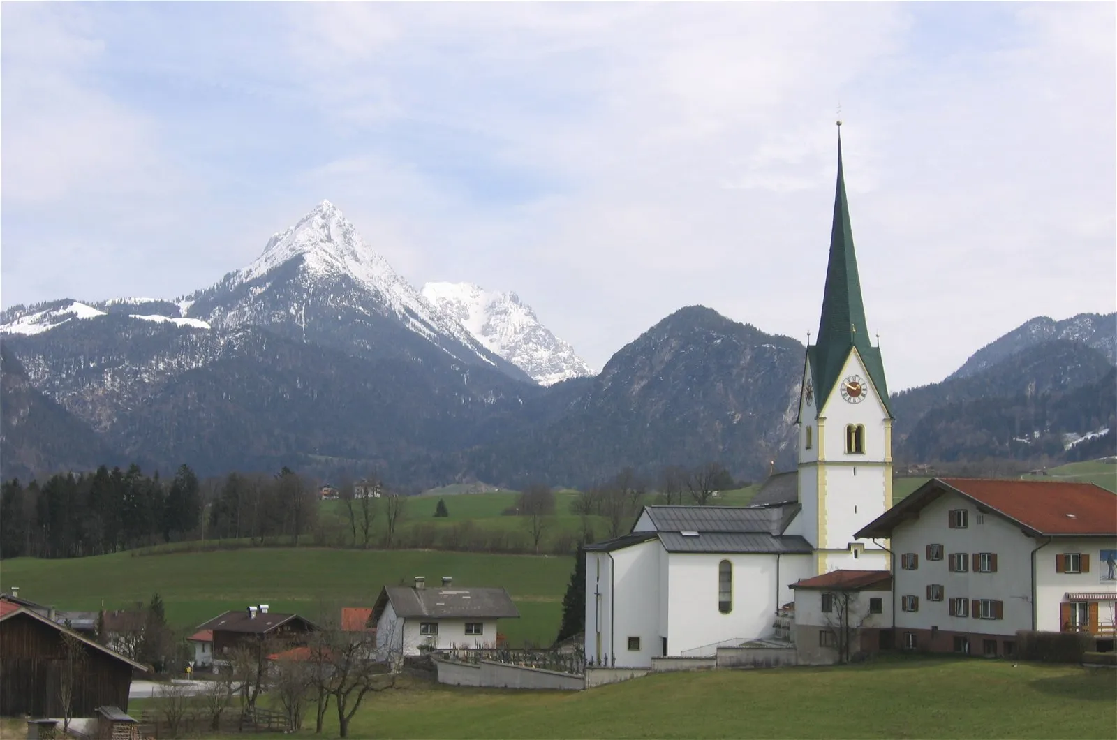 Photo showing: Schwoich, St Giles' Parish Church with the Scheffauer in background.