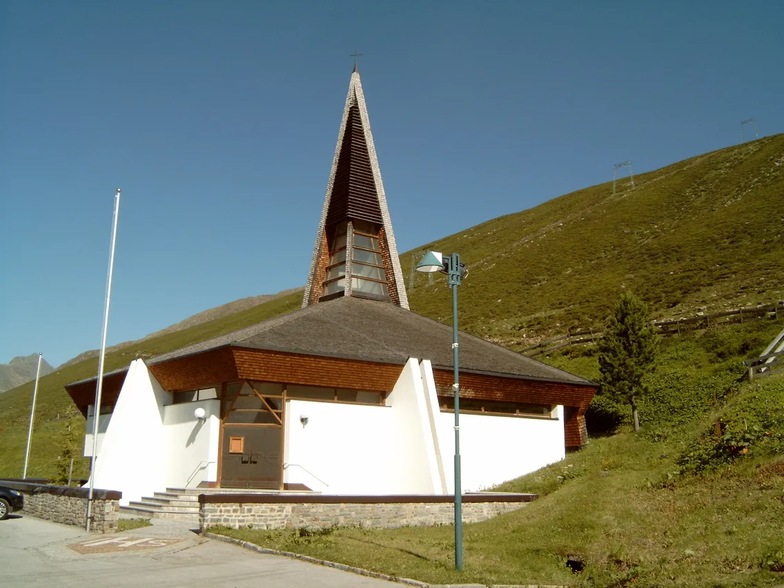 Photo showing: "Kühtaisattel", church in village "Kühtai" at top of the pass