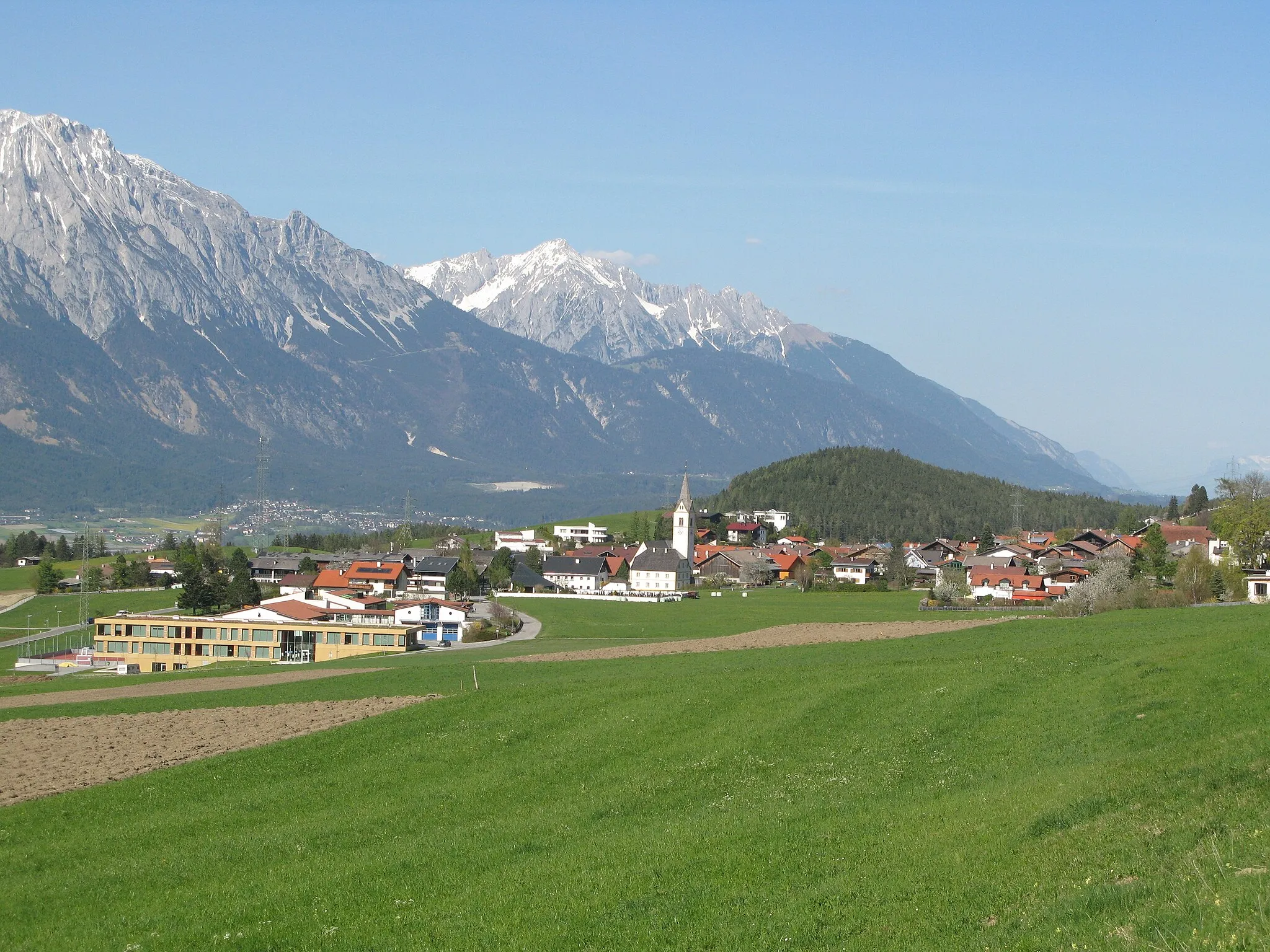 Photo showing: Sistrans von Westen gesehen, Sistrans from viewed from the West