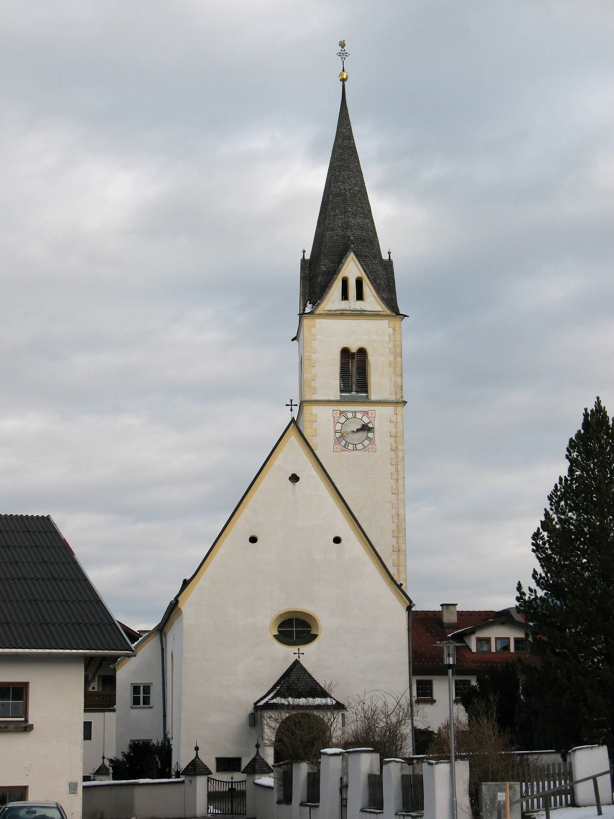 Photo showing: Kath. Pfarrkirche hl. Gertraud von Nivelles mit Friedhof