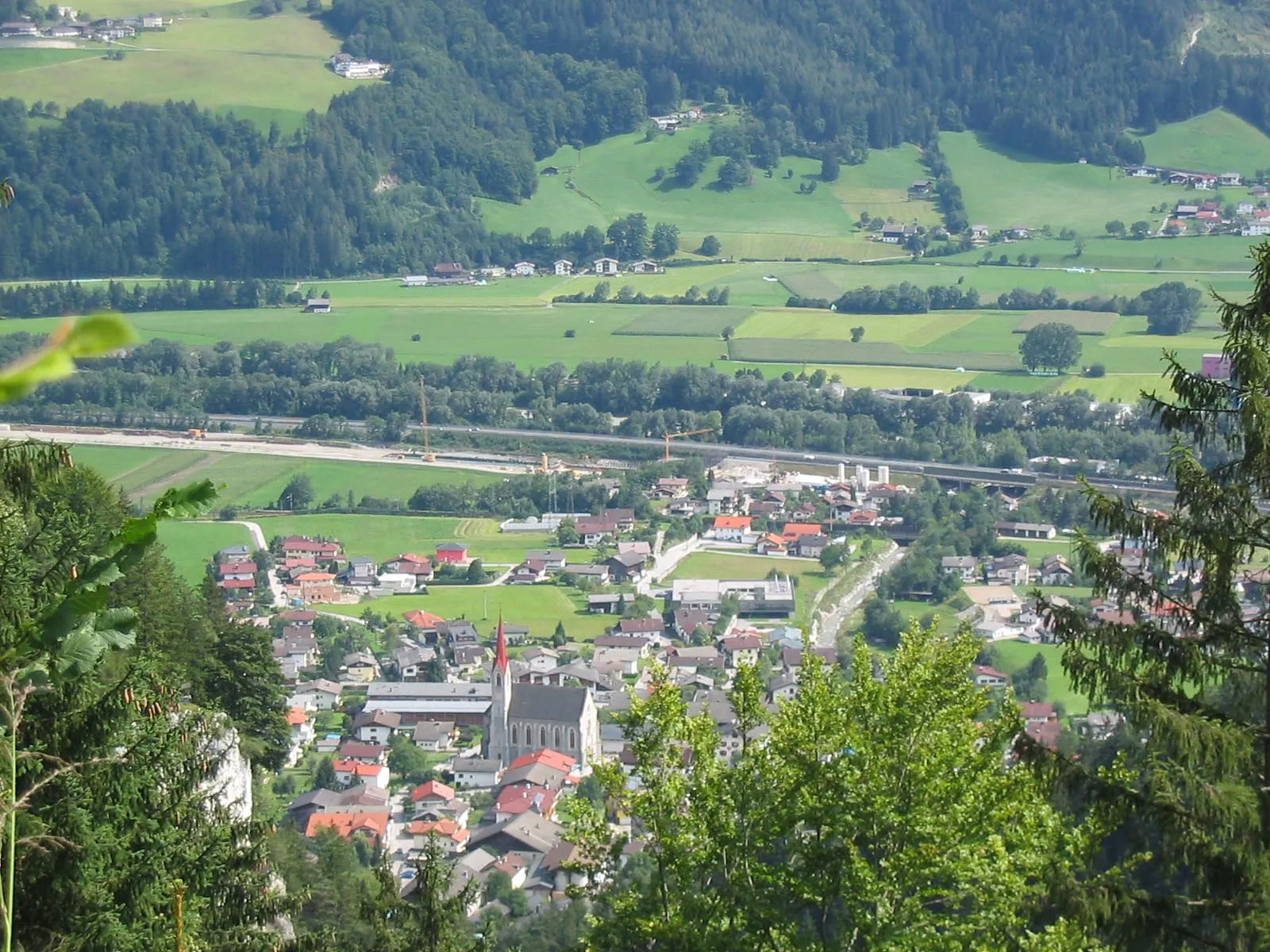Photo showing: Stans, Tyrol, Austria, viewed from ca. N. The church seen is the "Herz Jesu" parish church (19th century).