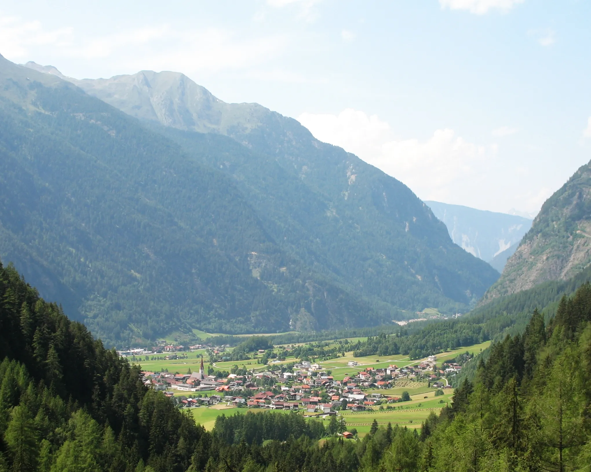 Photo showing: Umhausen fotografiert vom Stuibenfall, gegen die Kreuzjochspitze (2675m)