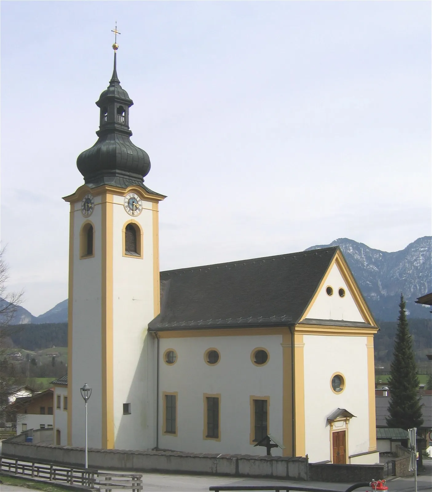 Photo showing: Unterlangkampfen, St Ursula's Parish Church from north-west.