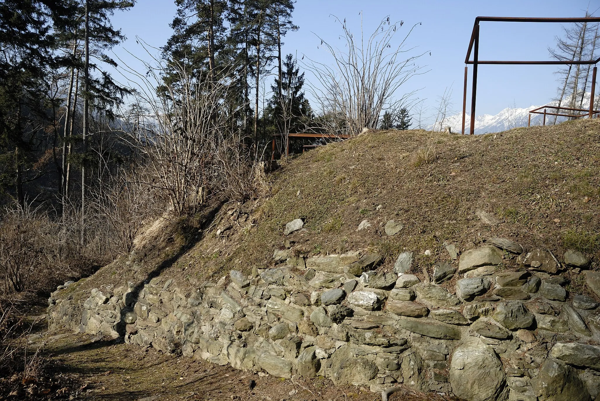 Photo showing: Außenwall der rätischen Siedlung Himmelreich bei Wattens, Tirol