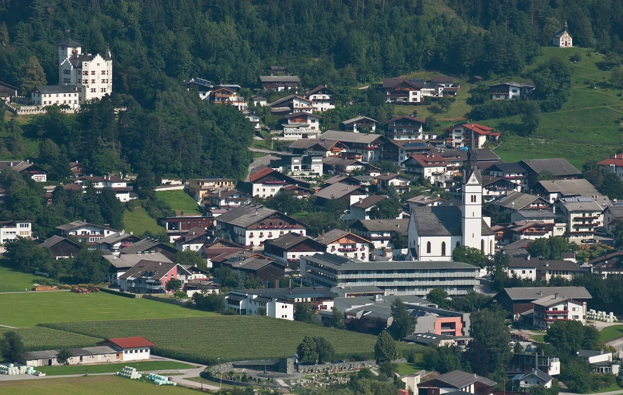 Photo showing: Vomp from south, on the left side Schloss Sigmundslust

This media shows the protected monument with the number 40291 in Austria. (Commons, de, Wikidata)

and on the right side Kreuzbühelkapelle

This media shows the protected monument with the number 105297 in Austria. (Commons, de, Wikidata)

, in the center the parish church

This media shows the protected monument with the number 64943 in Austria. (Commons, de, Wikidata)