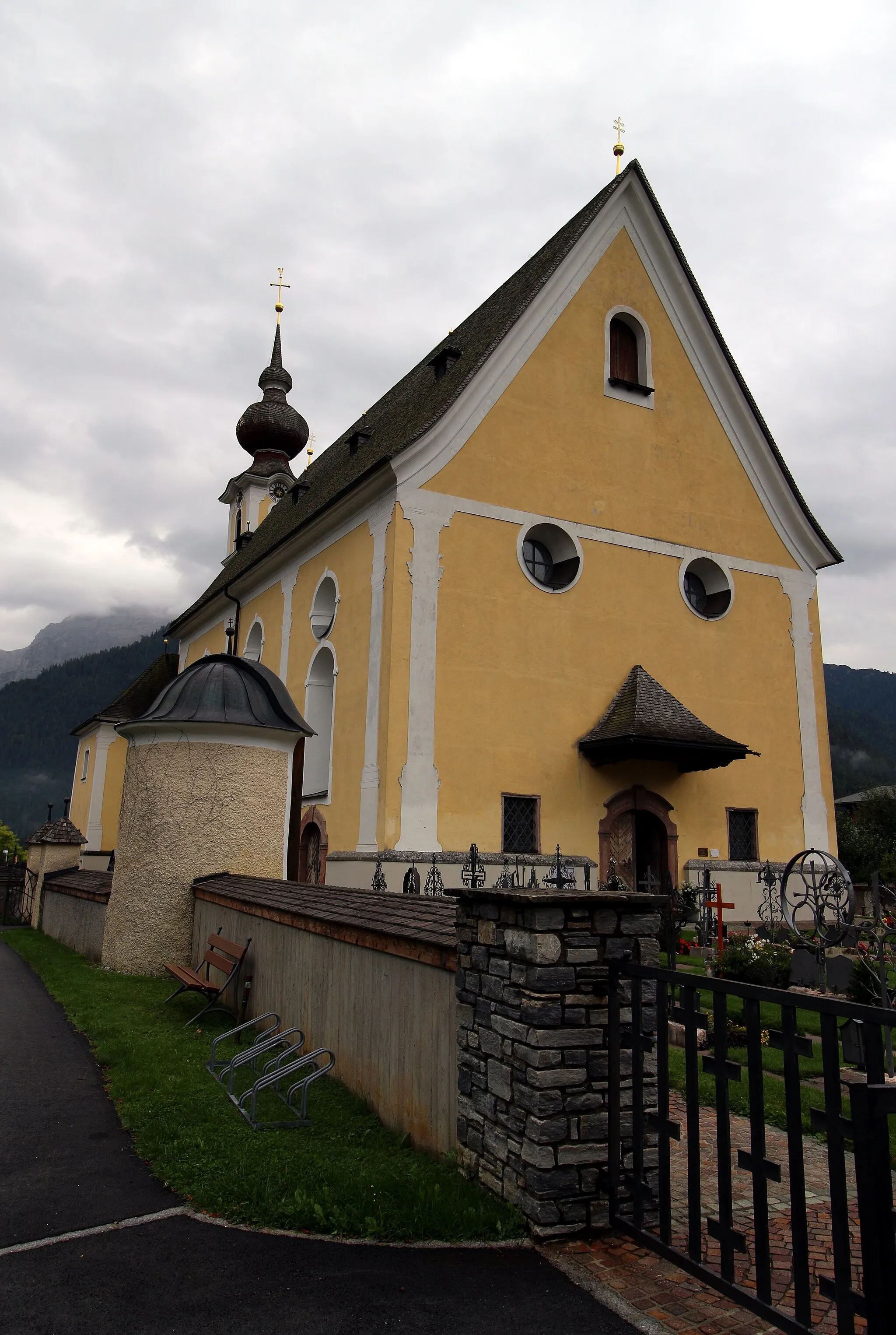 Photo showing: Schiff der kath. Pfarrkirche hll. Vitus und Nikolaus in Waidring, Tirol.