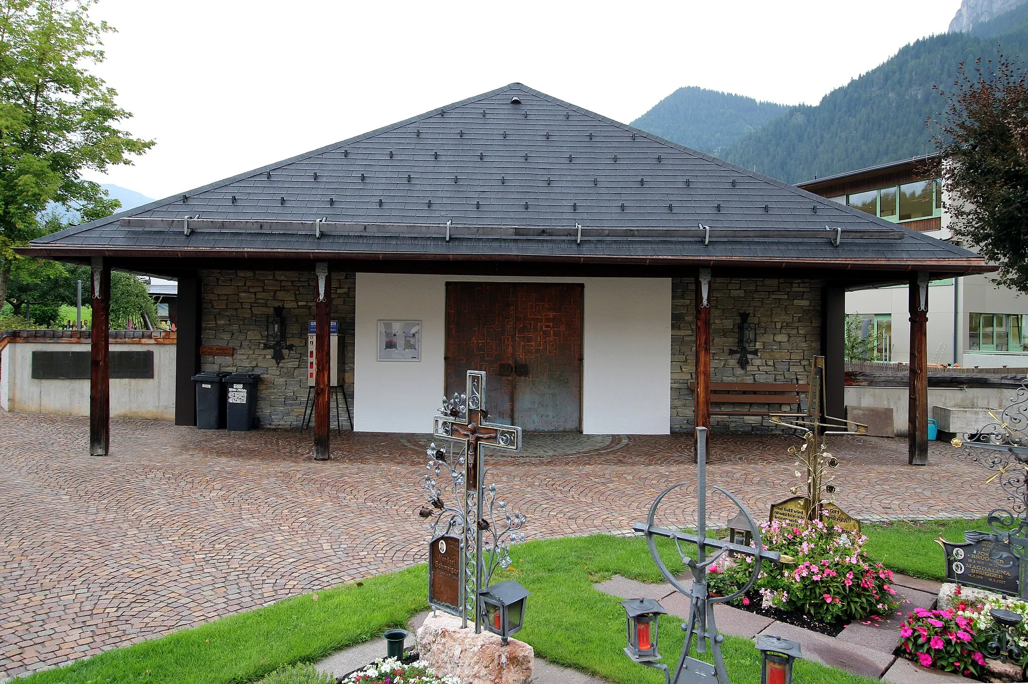 Photo showing: Neuer Friedhof mit Aufbahrungshalle in Waidring, Tirol.
