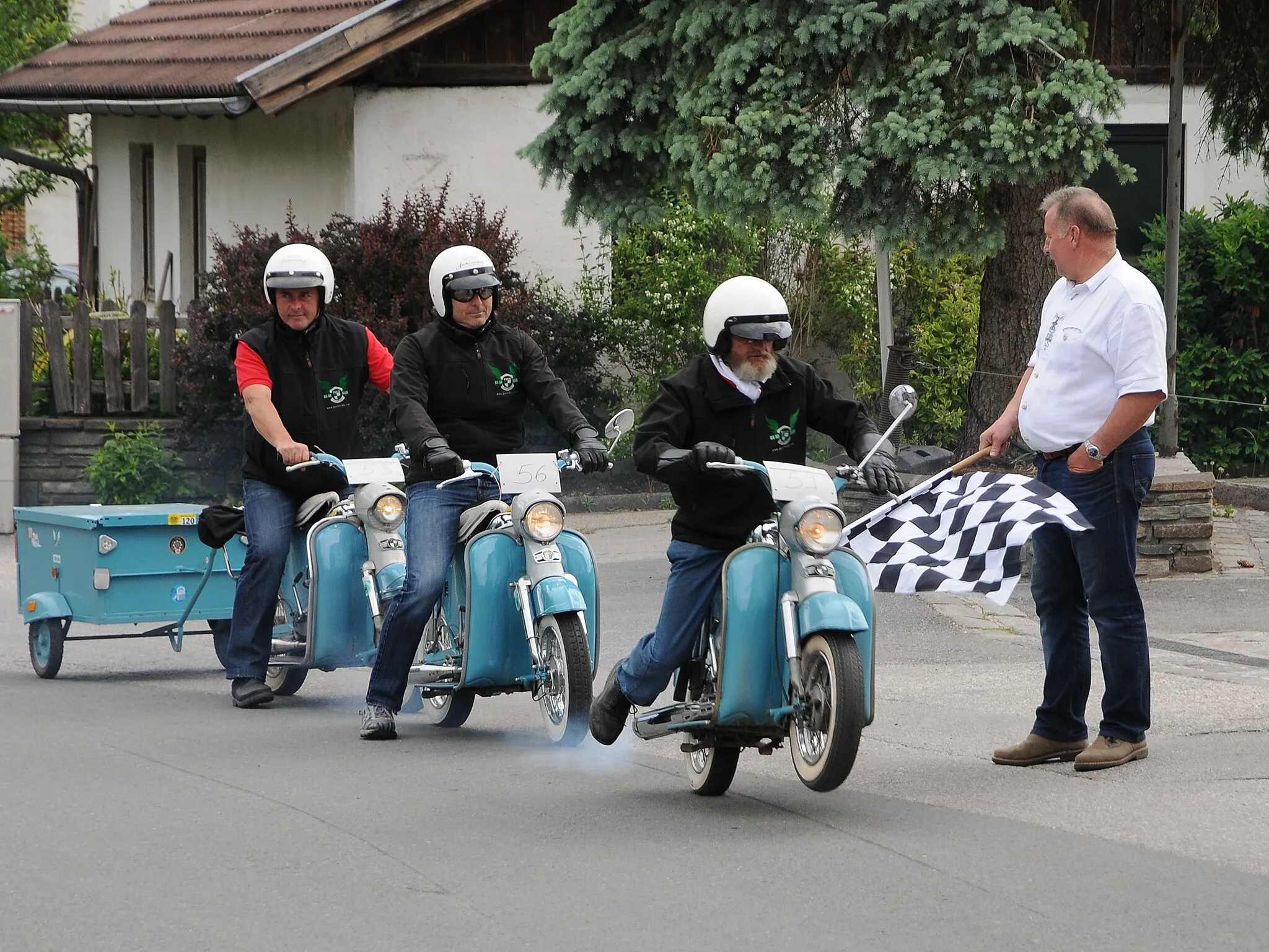 Photo showing: Die Puch DS 50 oder Puch DS 50 N ist ein Moped und Motorroller mit 48,8 cm³ Hubraum und 1,0 bis 1,7 kW Leistung, welches von 1959 bis 1981 vom österreichischen Hersteller Steyr-Daimler-Puch hergestellt wurde. DS steht für Doppelsitzer-Schalenrahmen, die Zahl 50 steht für den Hubraum von ca. 50 cm³. *** Mitglieder des Puch DS 50 Club Zillertal am Start in Weer.