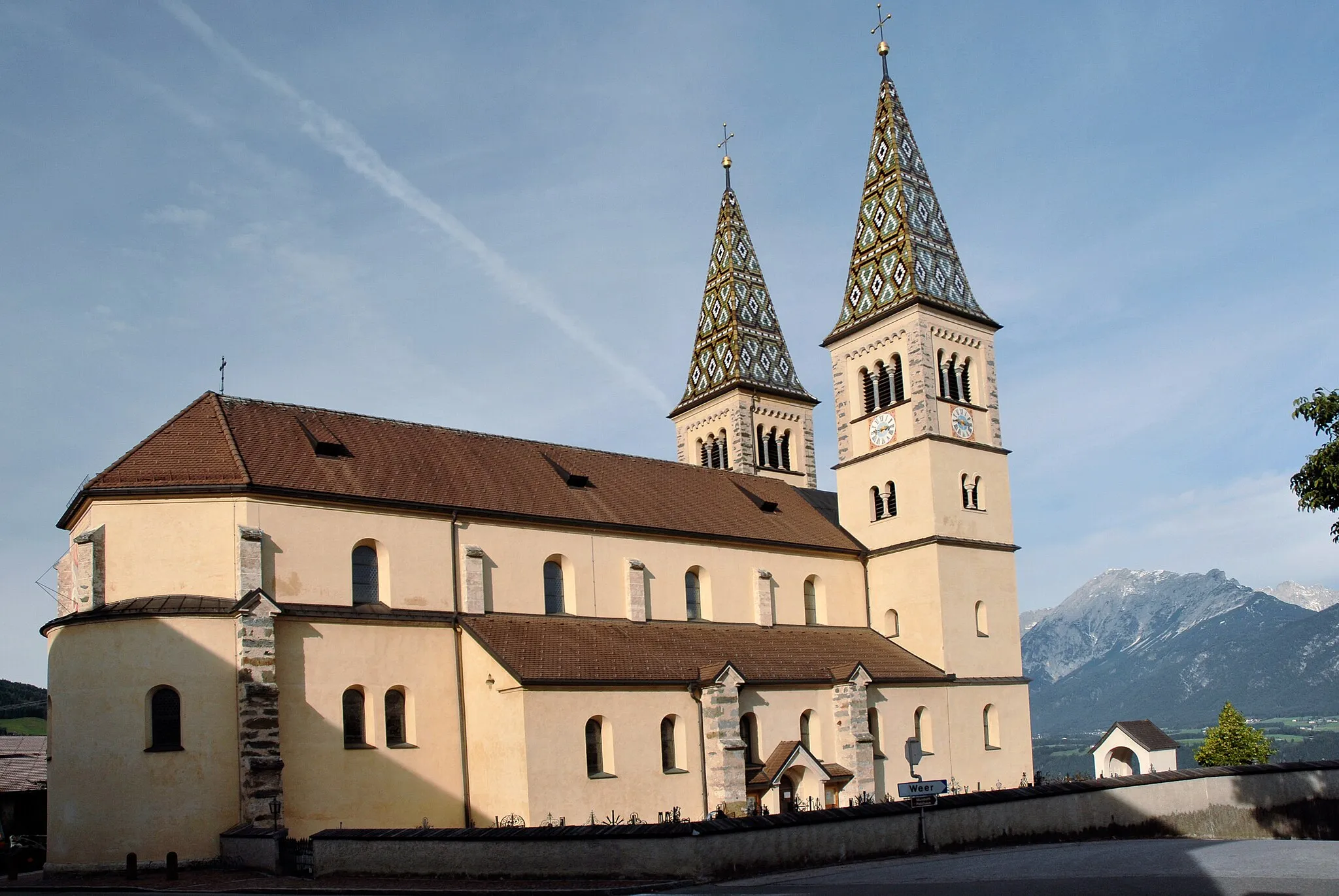 Photo showing: Weerberg, Maria Empfängniskirche von Südost

This media shows the protected monument with the number 64960 in Austria. (Commons, de, Wikidata)