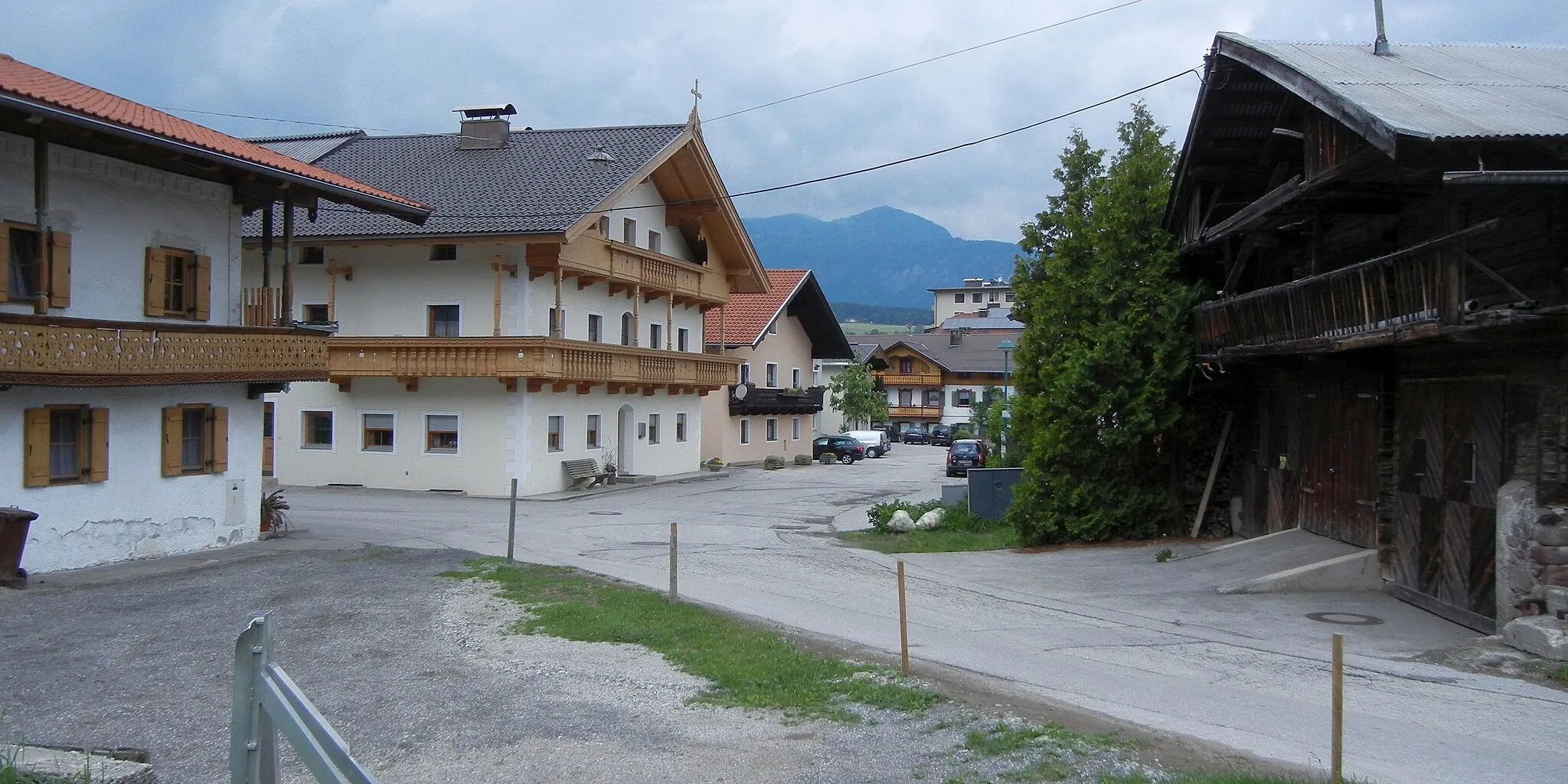 Photo showing: The Kanzler-Biener-Street in Wörgl, Tyrol, Austria, with its hisorical farms.