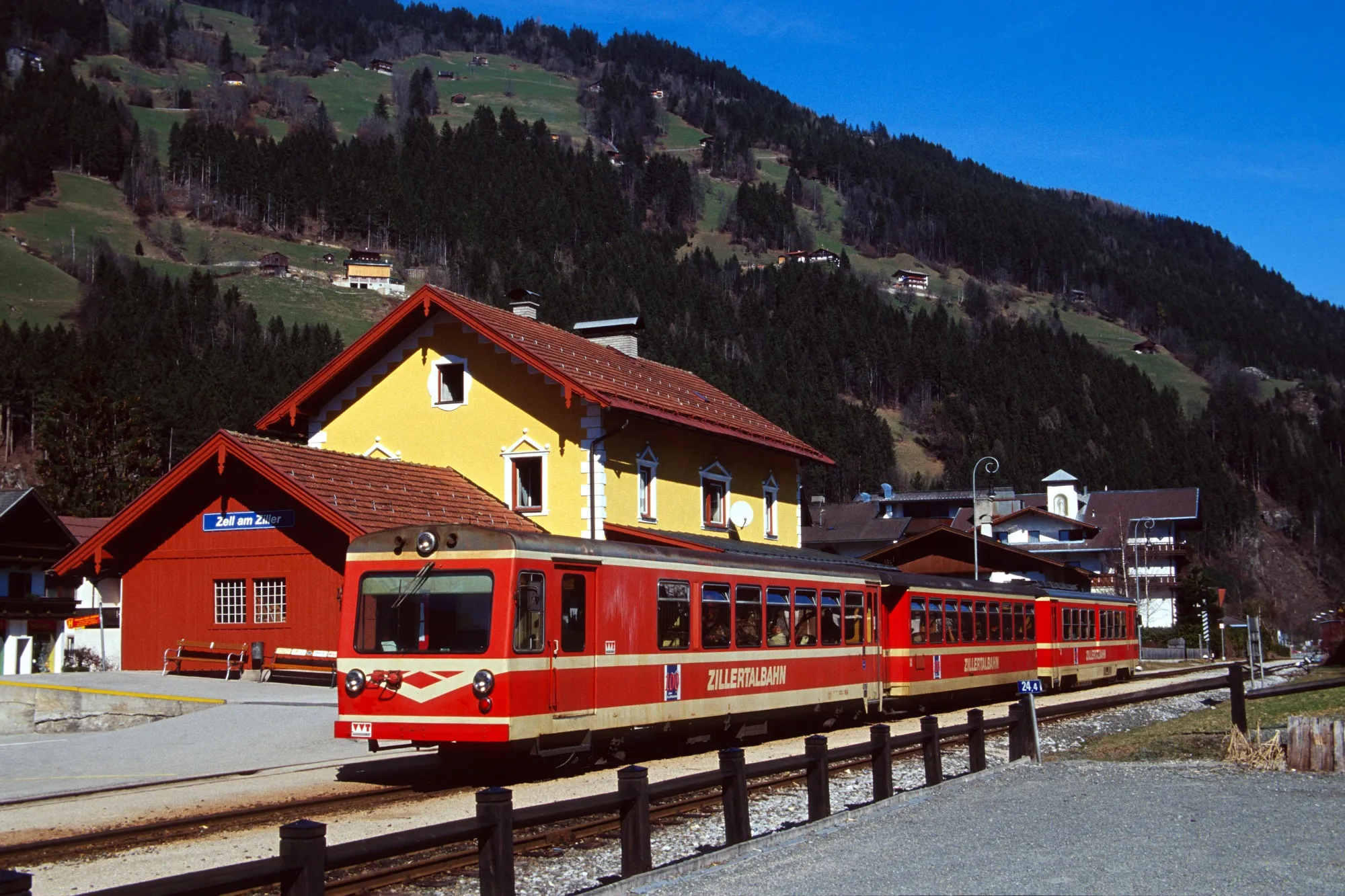 Photo showing: Train of the Zillertalbahn in Zell am Ziller station