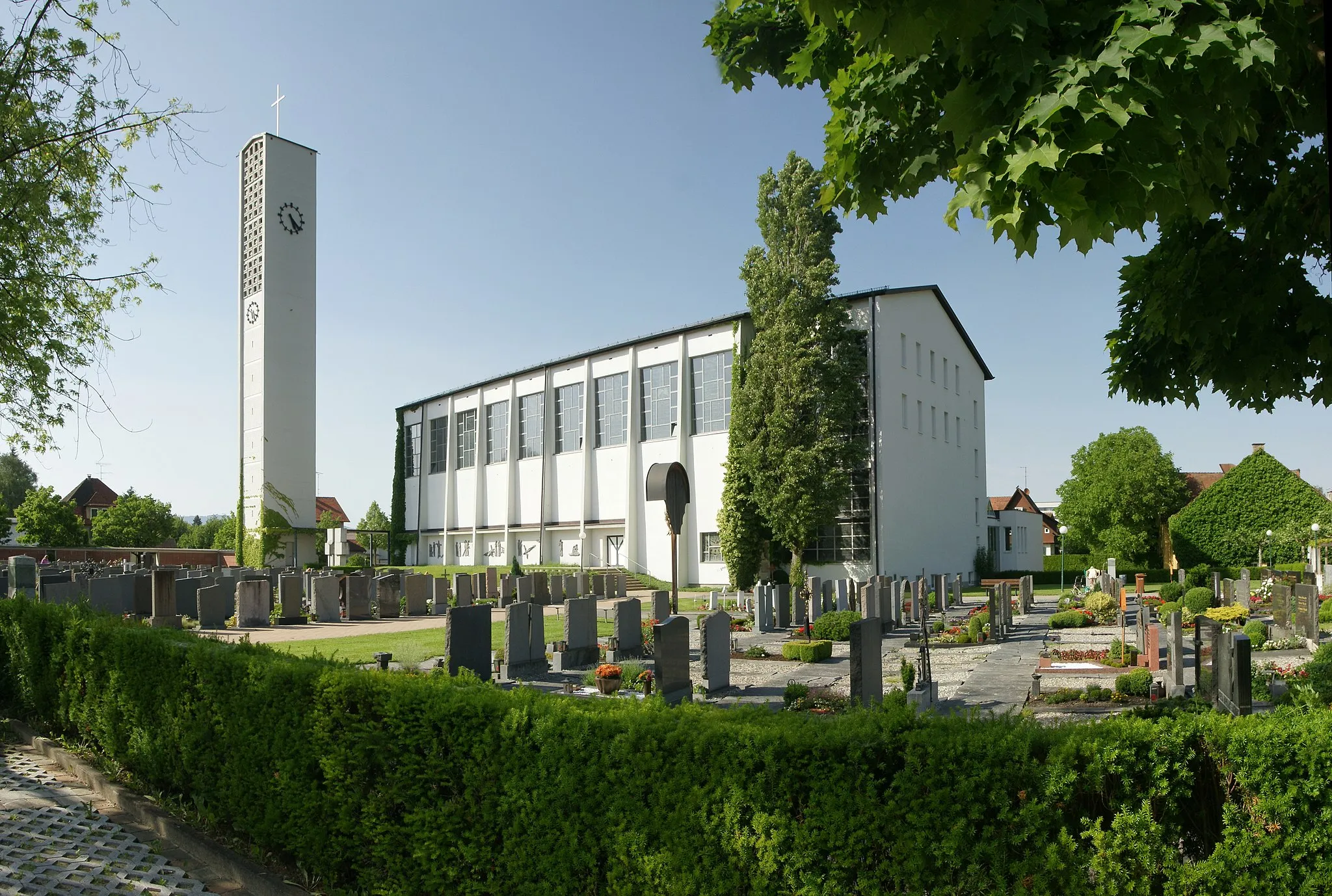 Photo showing: Pfarrkirche Hl. Nikolaus in Altach. Von 1956 bis 1960 erfolgte ein Neubau nach den Plänen des Architekten Norbert Kopf. Die Weihe war im Jahre 1962.