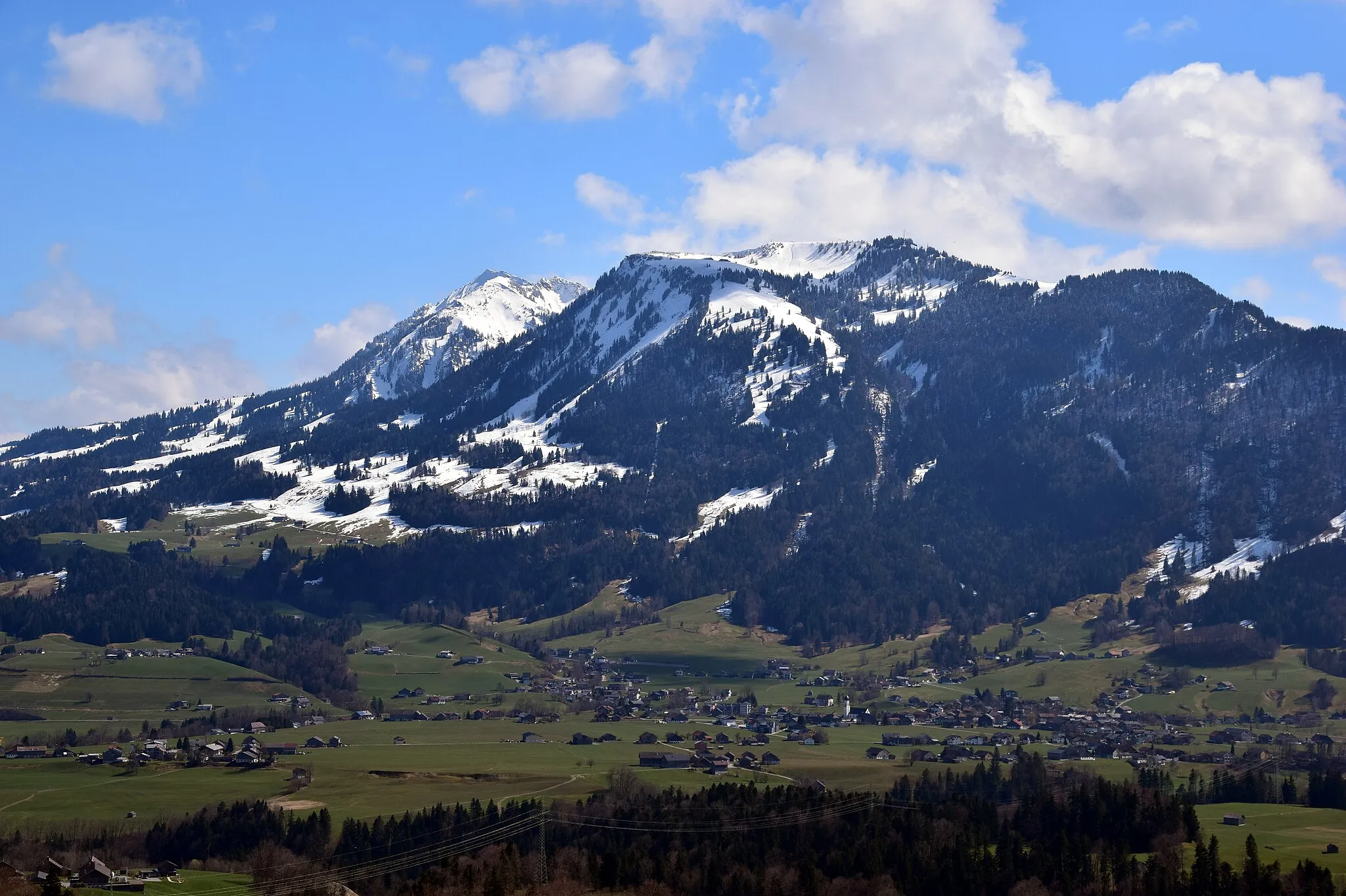 Photo showing: Andelsbuch, gesehen vom Schwarzenberger Ortsteil Maien; im Hintergrund die Alpe Vordere Niedere
