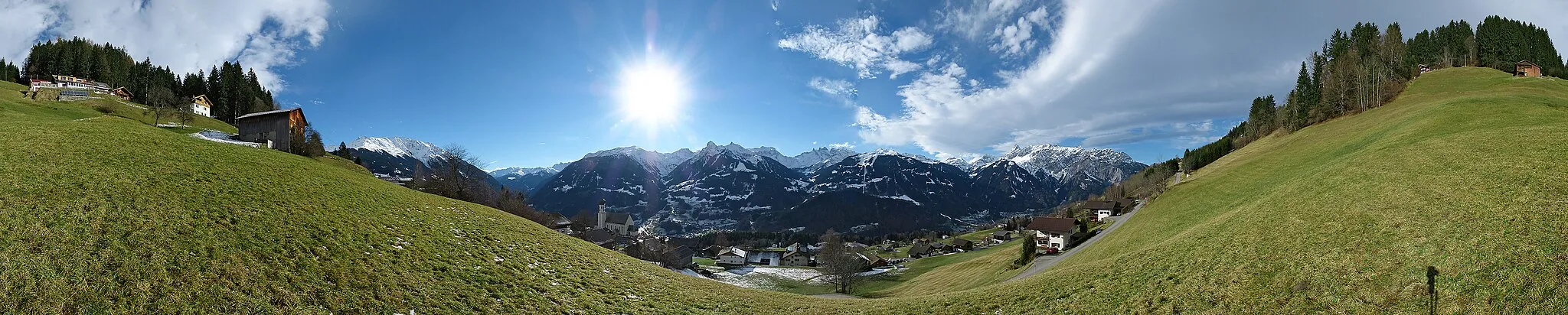 Photo showing: Aufnahmestandort - Höhe / Koordinate:
Bartholomäberg 1136 m – 787414 / 218863 (47.094234, 9.907522)

Panorama aus 23 Hochformataufnahmen mit der LEICA-V-LUX2 (1/400 s - f/7.1 - ISO 100 - 4.5 mm / 26 mm)